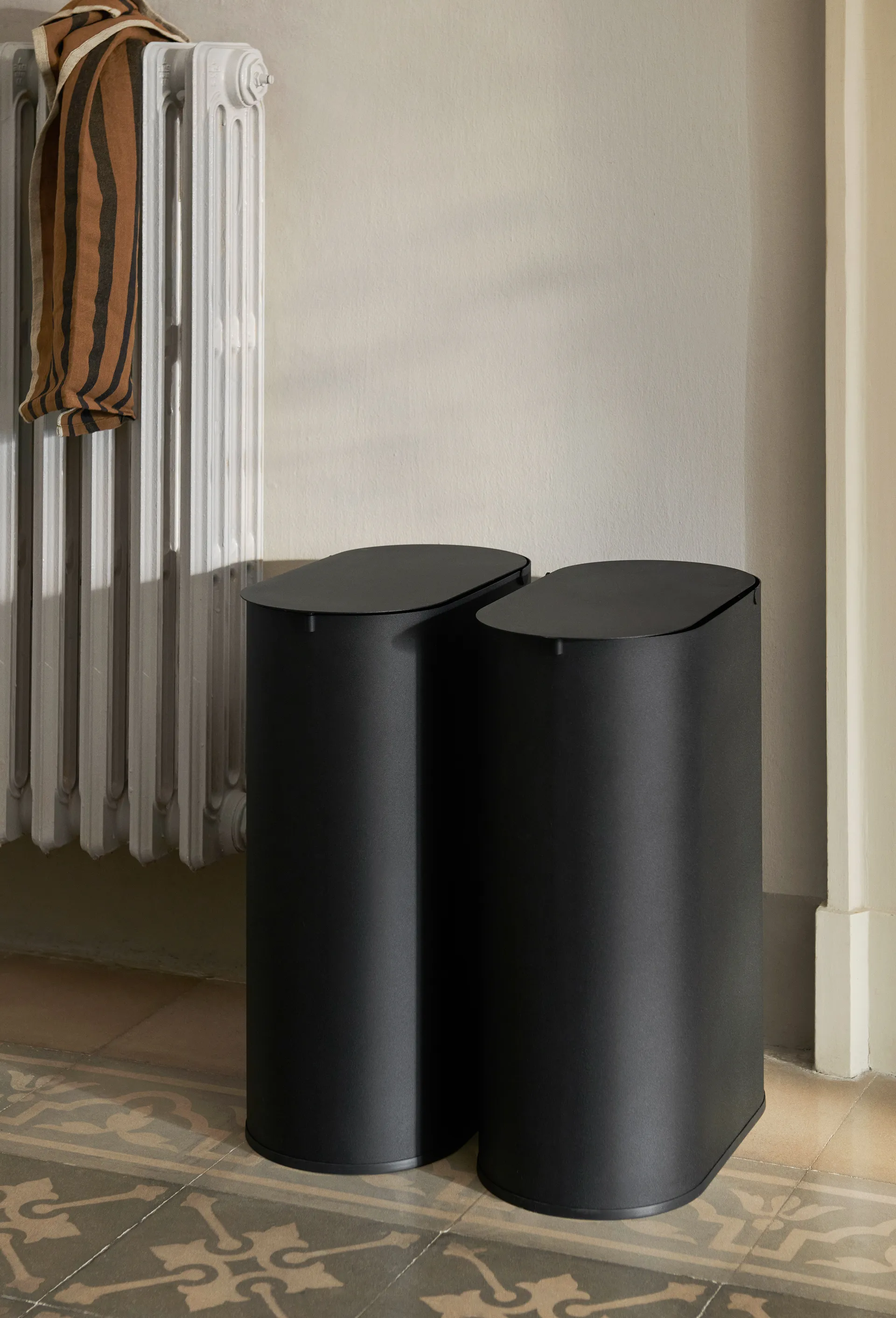 Cestino per la pattumiera Enkel medium, Black Ferm Living