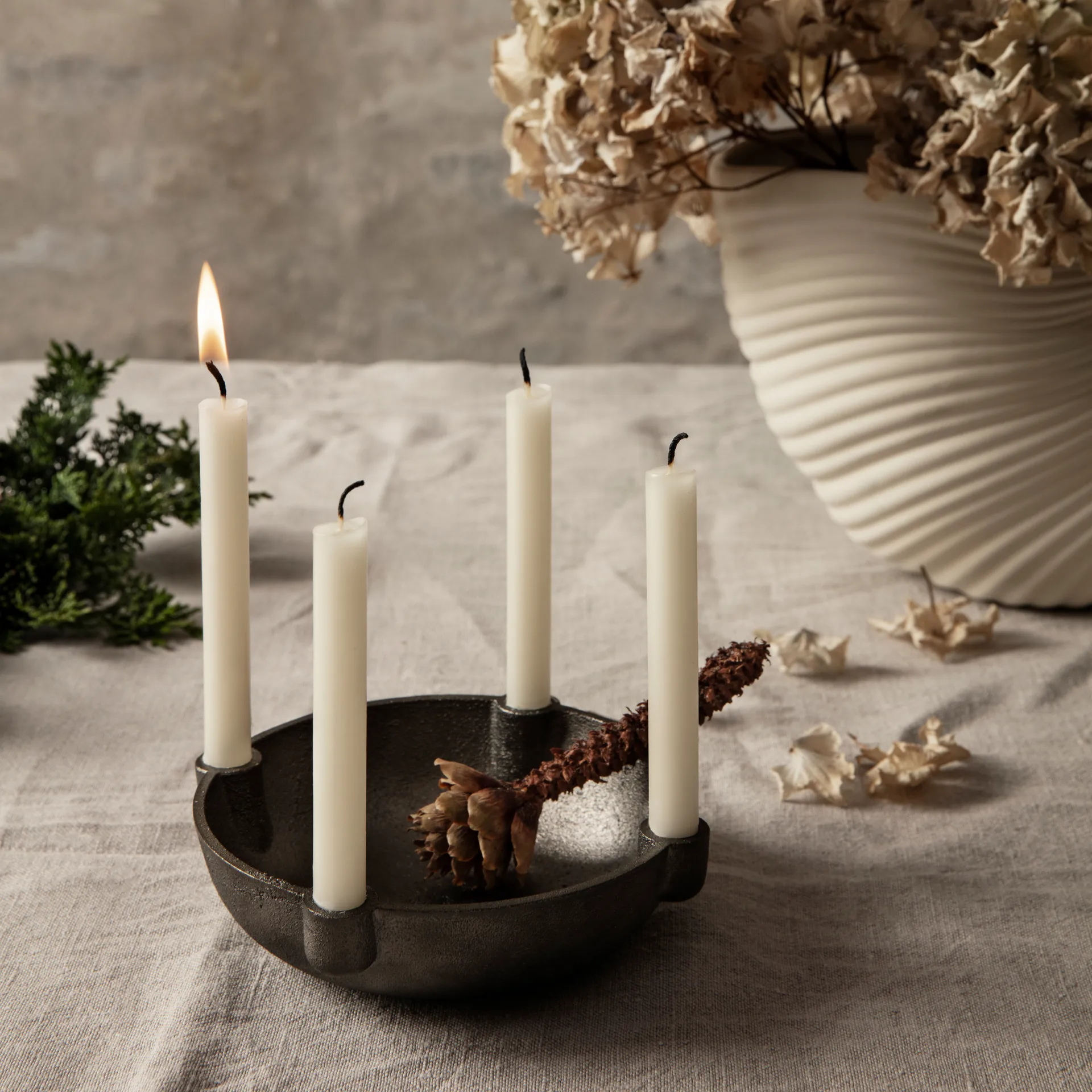 Ciotola portacandele dell'Avvento in ottone, Ottone nero Ferm Living