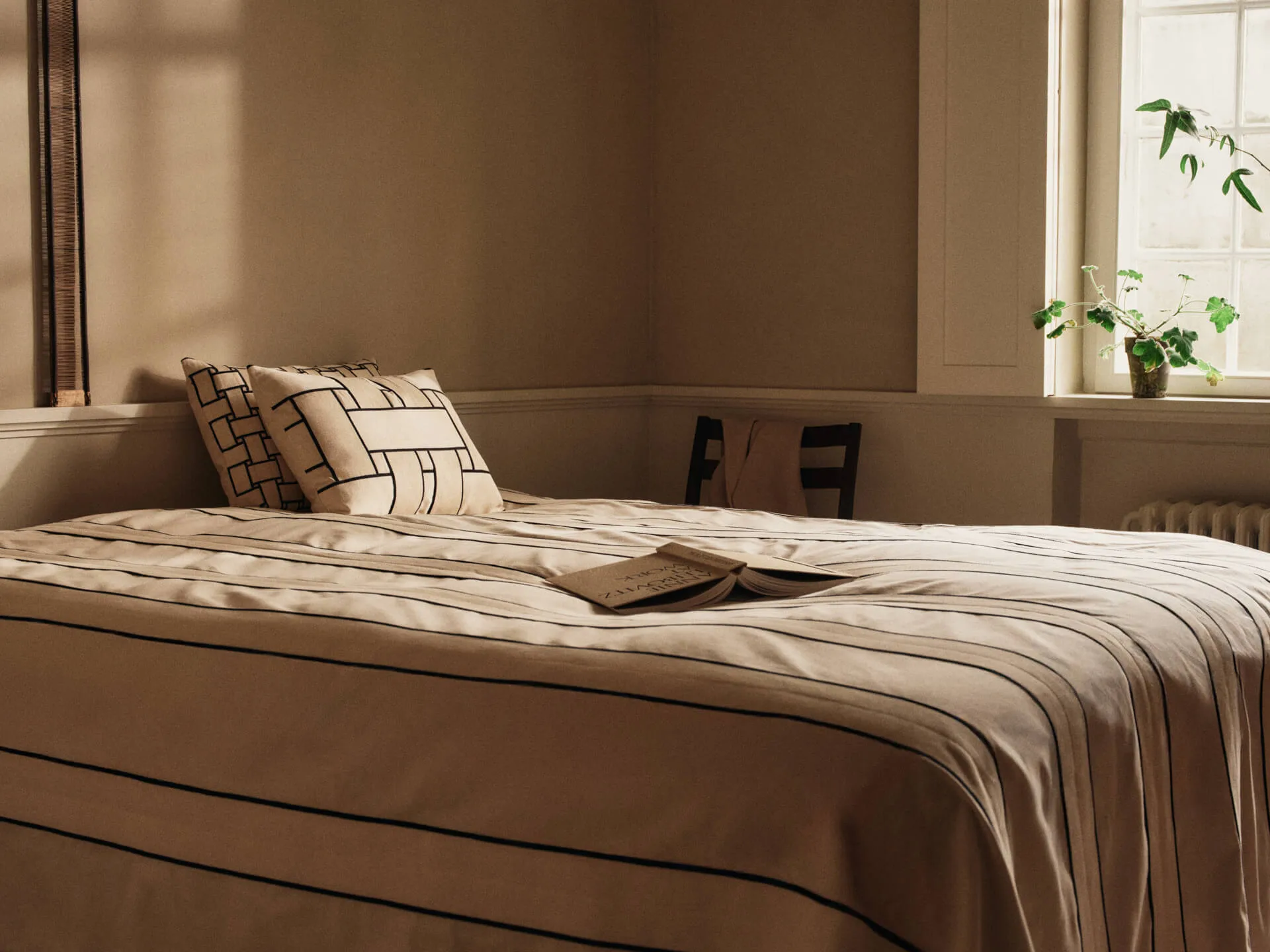 Coperta trapuntata Twill, Off-white-nero, 180x260 cm Ferm Living