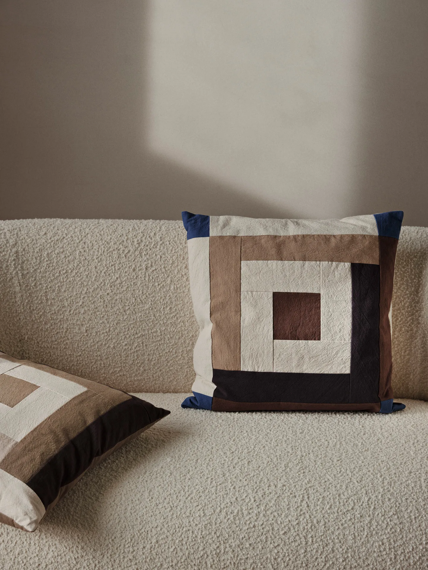 Copricuscino Border patchwork 50x50 cm, Carob brown-bright blue Ferm Living