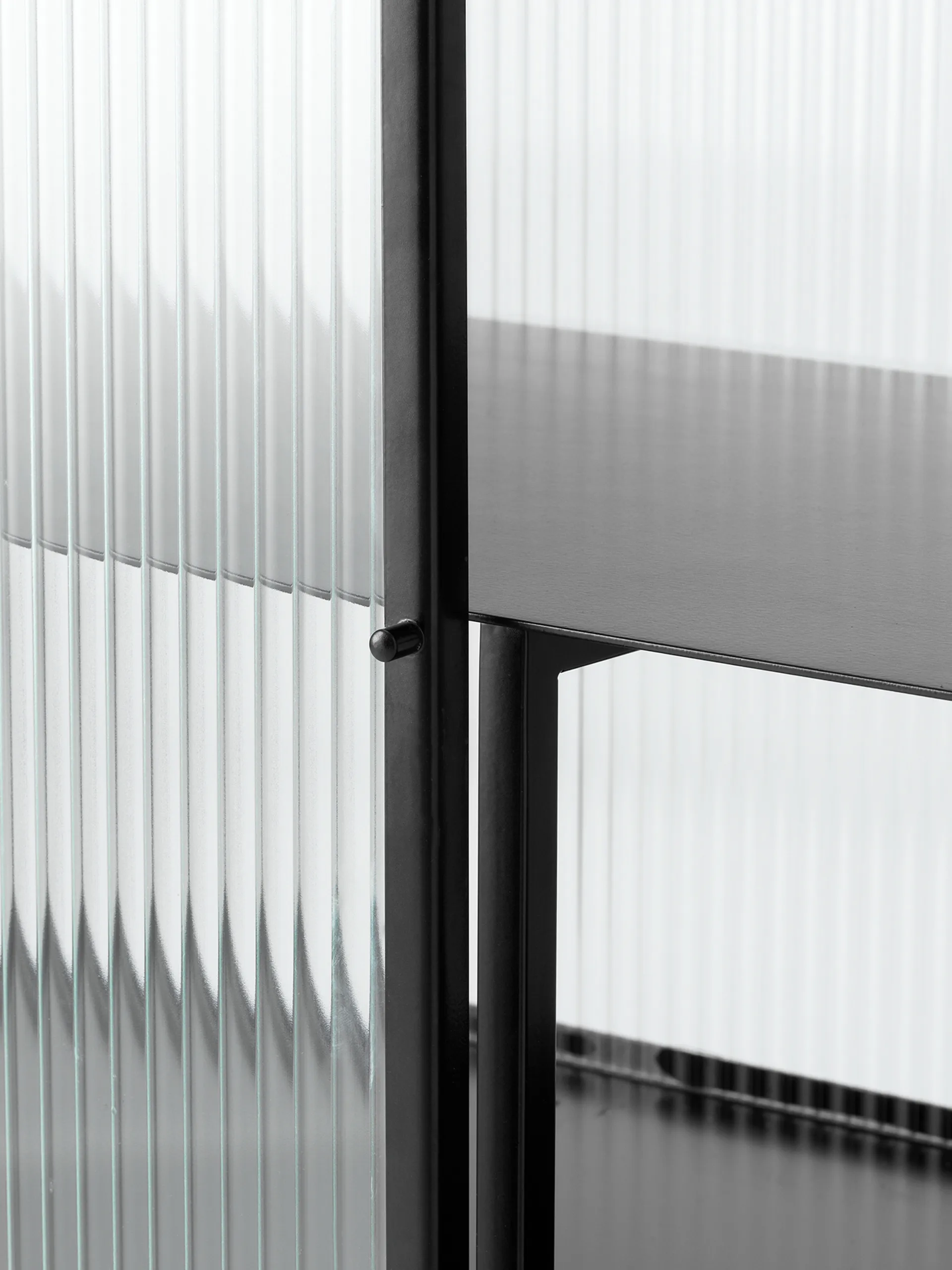 Credenza Haze, Nera, vetro ondulato Ferm Living