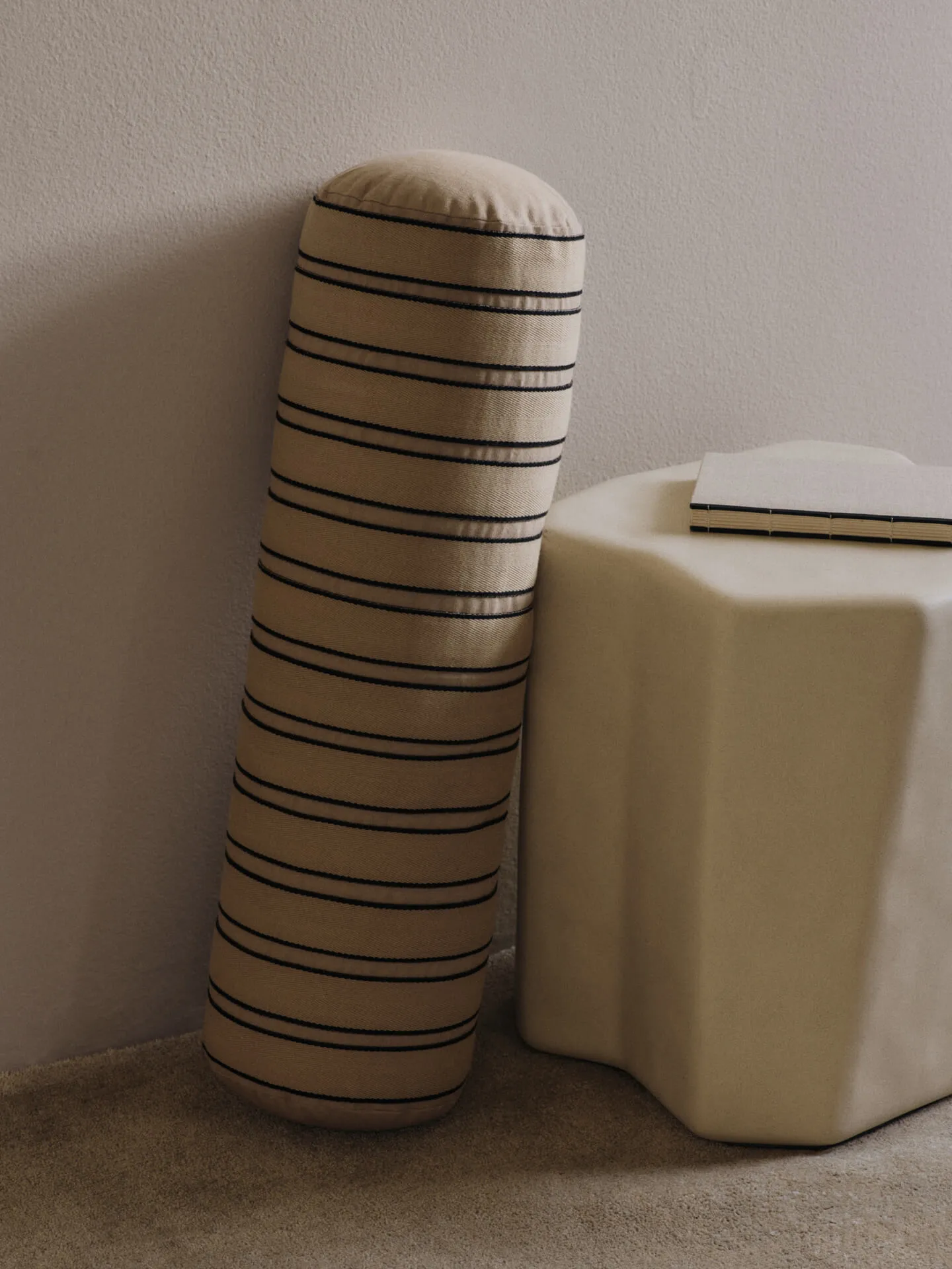 Cuscino cilindro Twill bolster, Cashmere-black Ferm Living