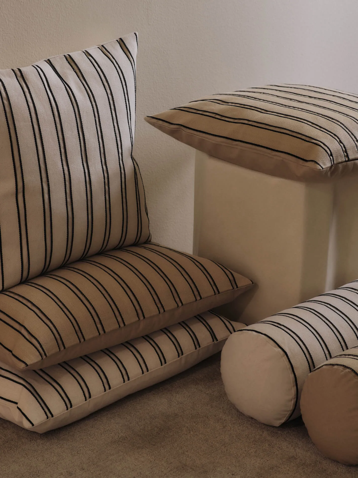 Cuscino cilindro Twill bolster, Off-white-black Ferm Living