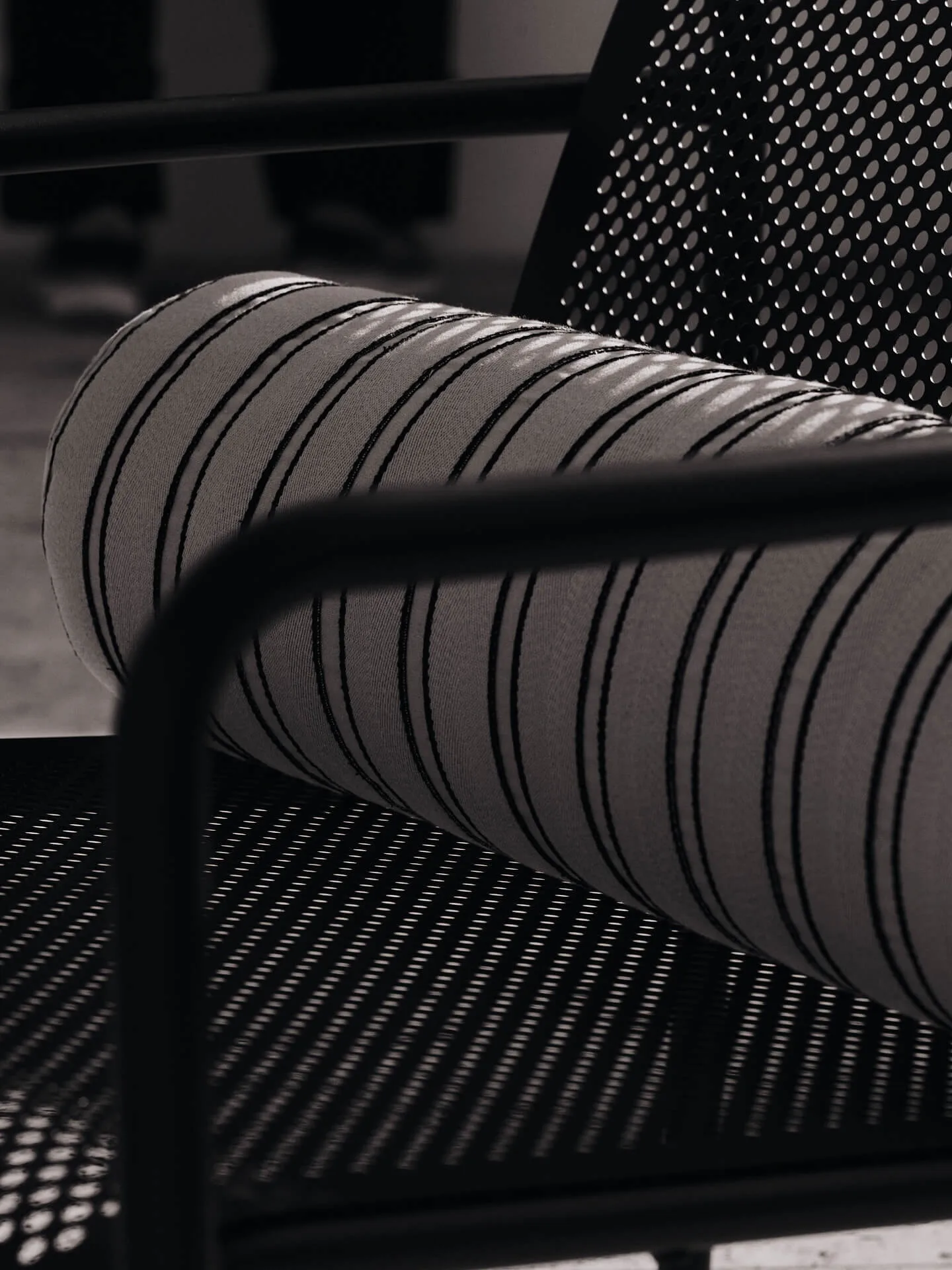 Cuscino cilindro Twill bolster, Off-white-black Ferm Living