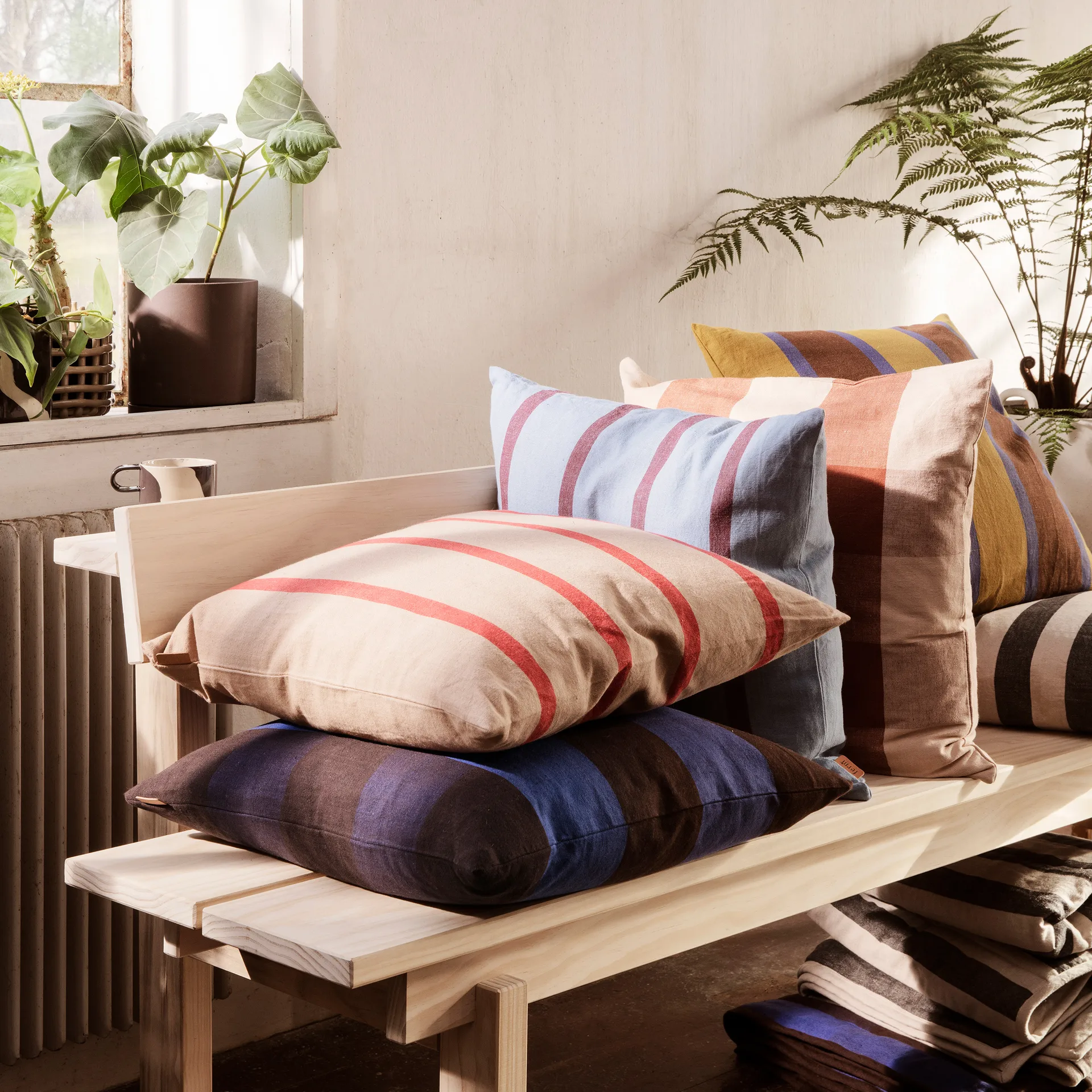 Cuscino Grand 50x50 cm, Chocolate-bright blue Ferm Living