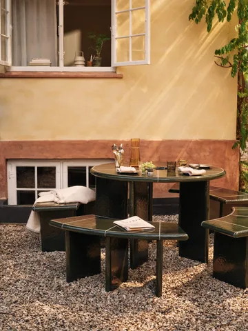 Deya curved panca da seduta - Verde scuro, 110x40x45,5 cm - Ferm Living