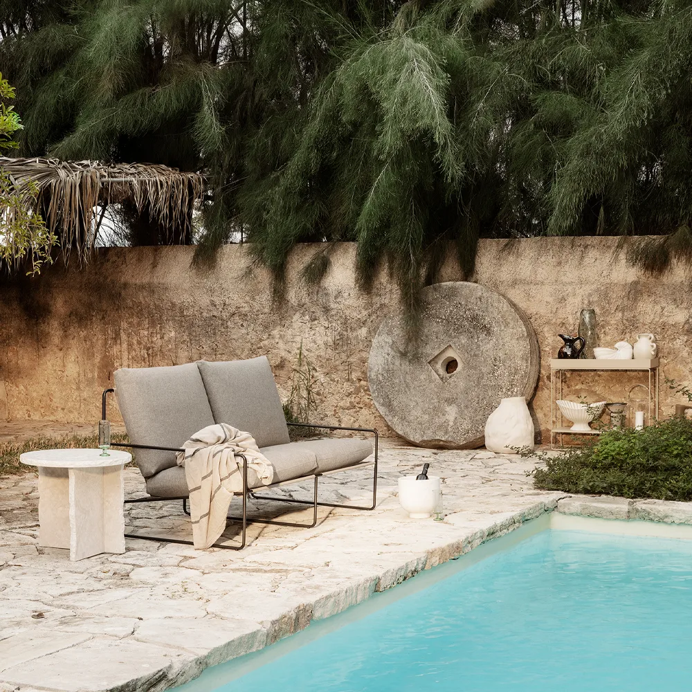 Divano a 2 posti Desert, Tessuto dark sand, supporto nero. Ferm Living