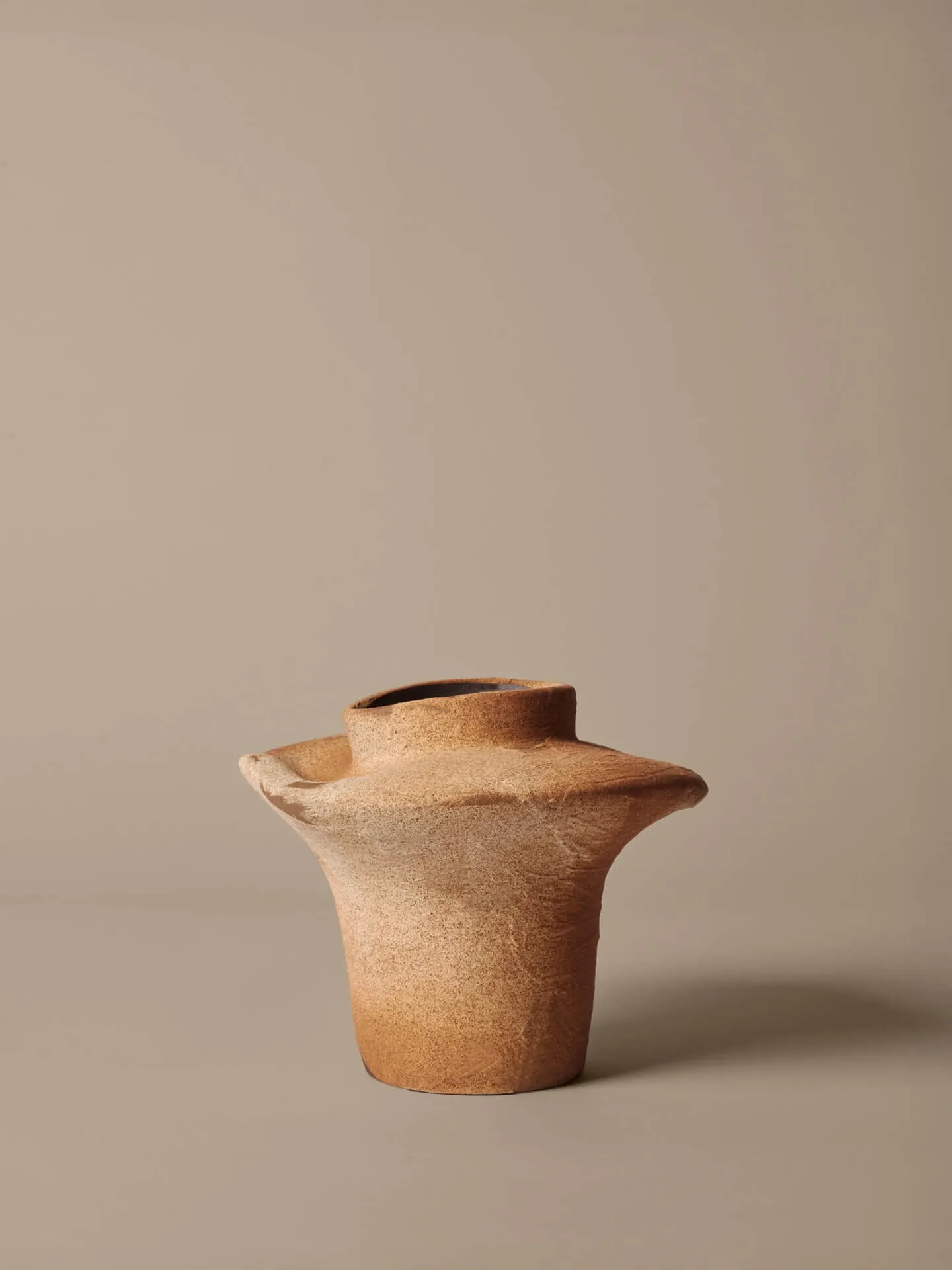 Evio vaso, Terra d’ombra bruciata, Ø25×22 cm Ferm Living