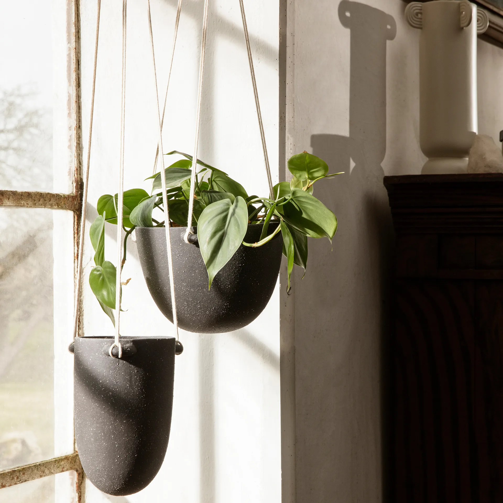 Fioriera sospesa Speckle Ø 20,5 cm, Grigio scuro Ferm Living