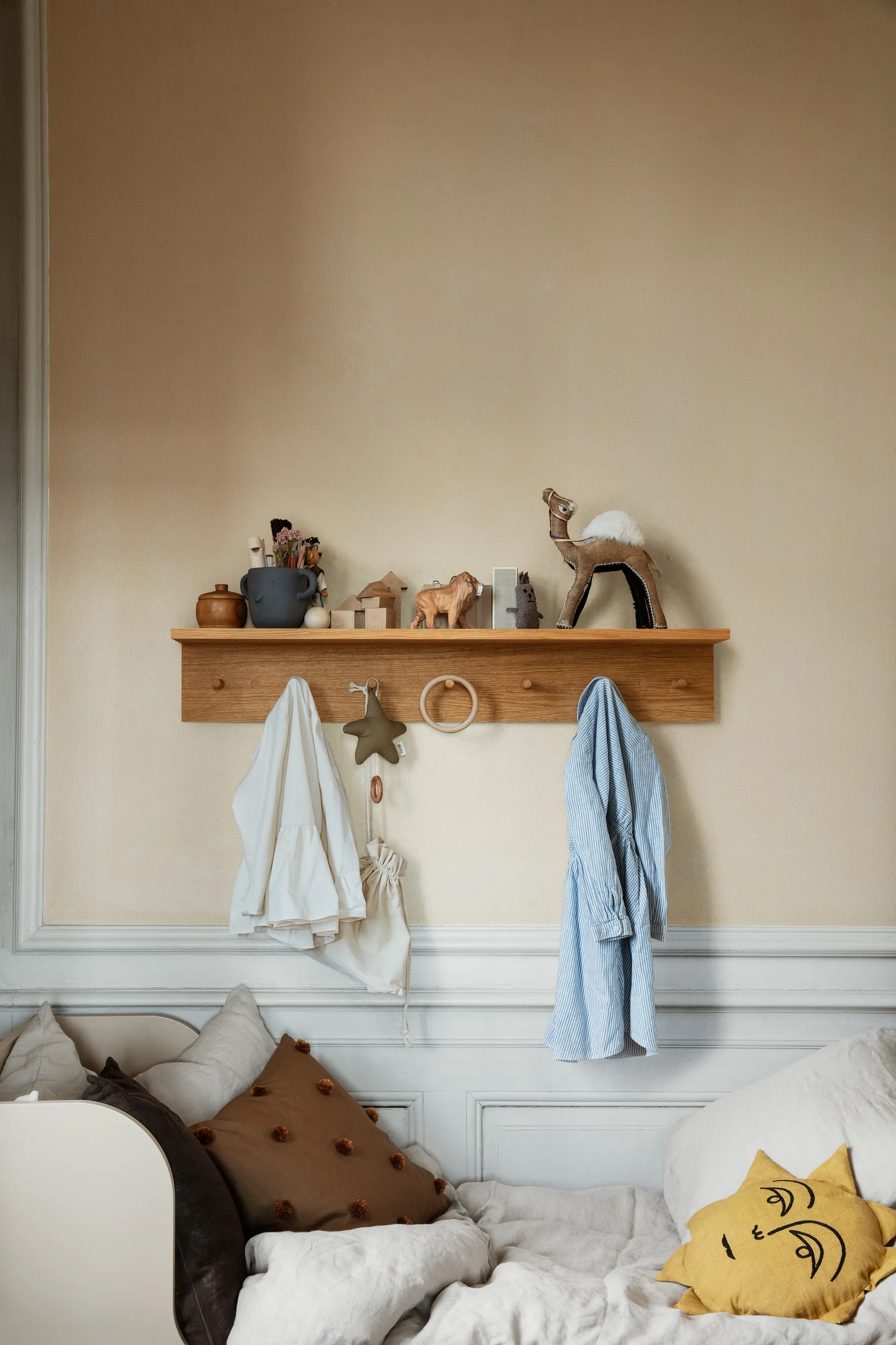 Ganci e mensola in rovere Place Rack, Grande Ferm Living