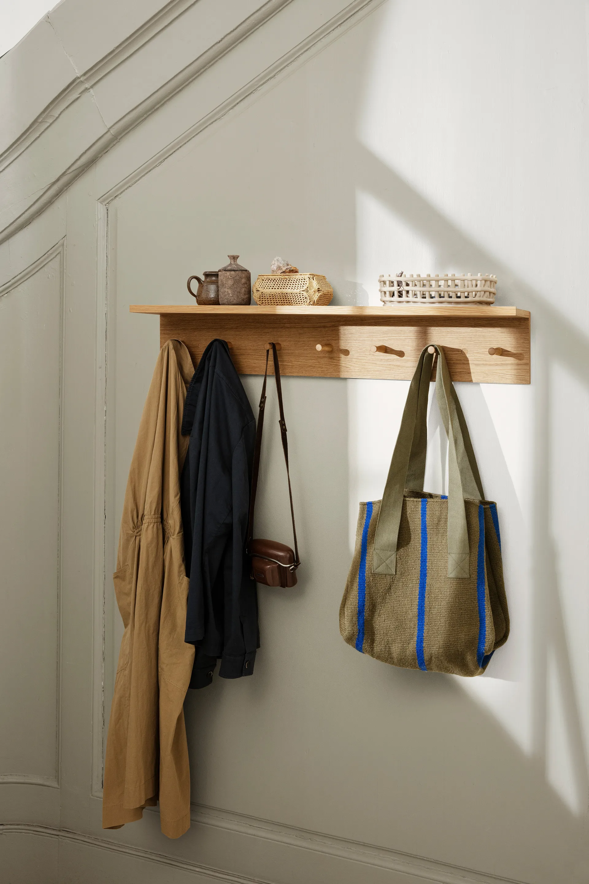 Ganci e mensola in rovere Place Rack, Medio Ferm Living