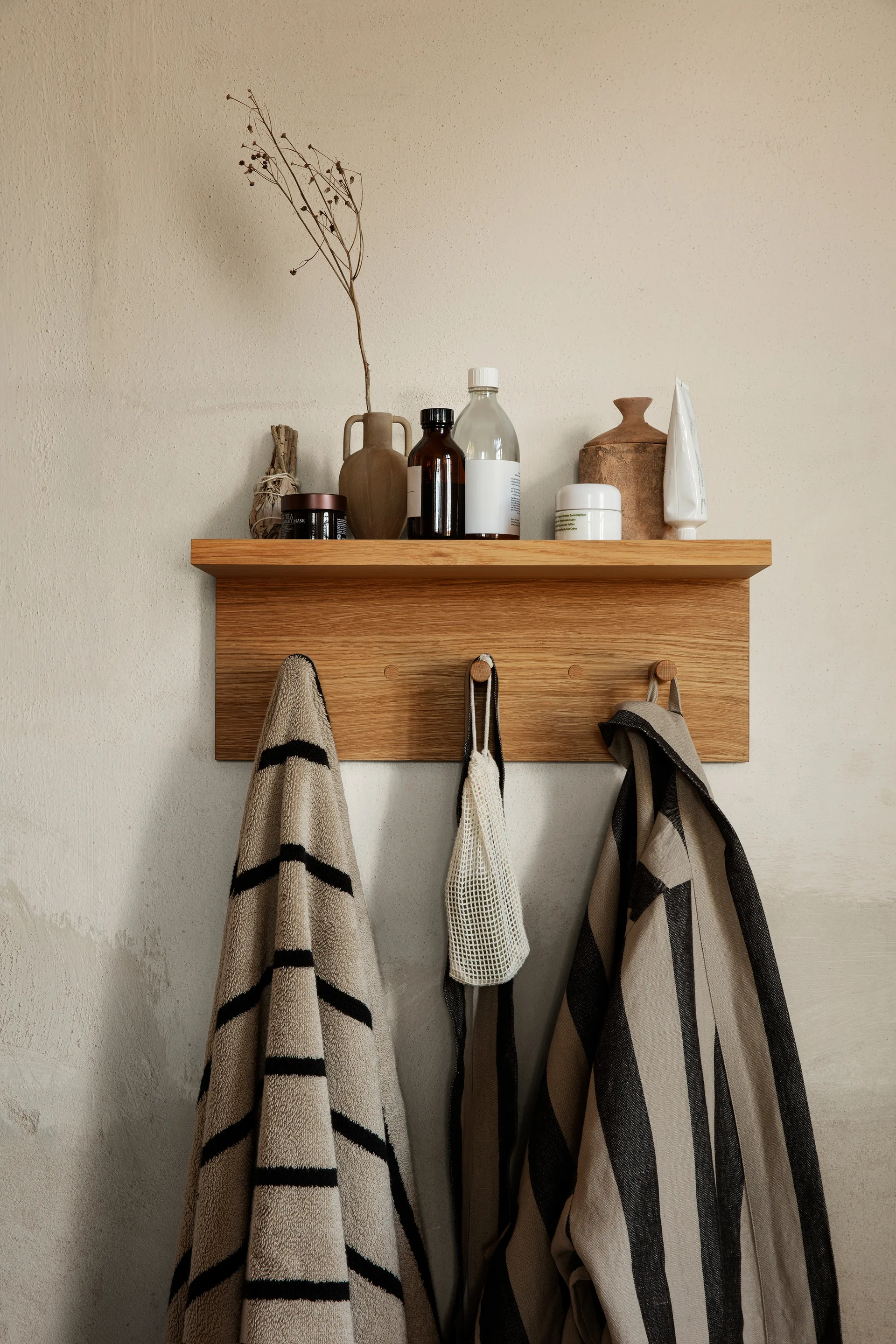 Ganci e mensola in rovere Place Rack, Piccolo Ferm Living