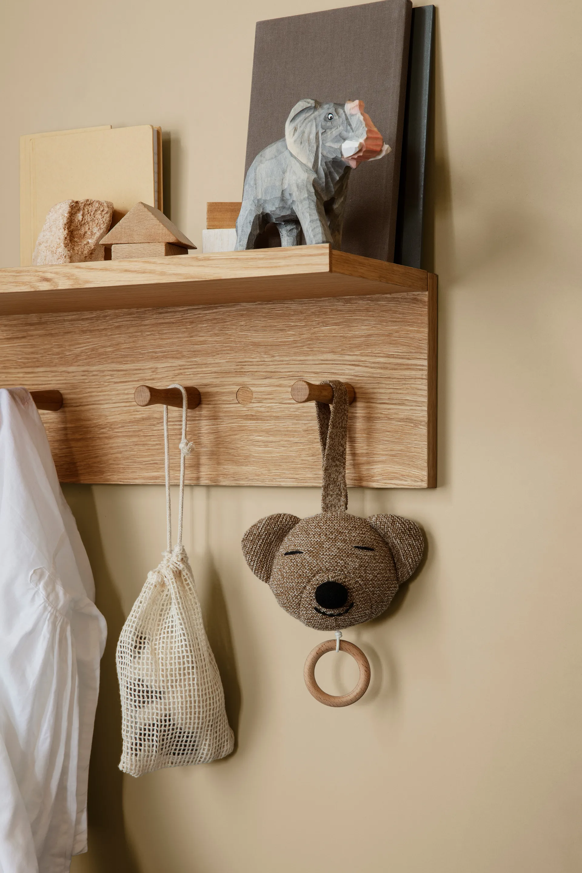 Ganci e mensola in rovere Place Rack, Piccolo Ferm Living