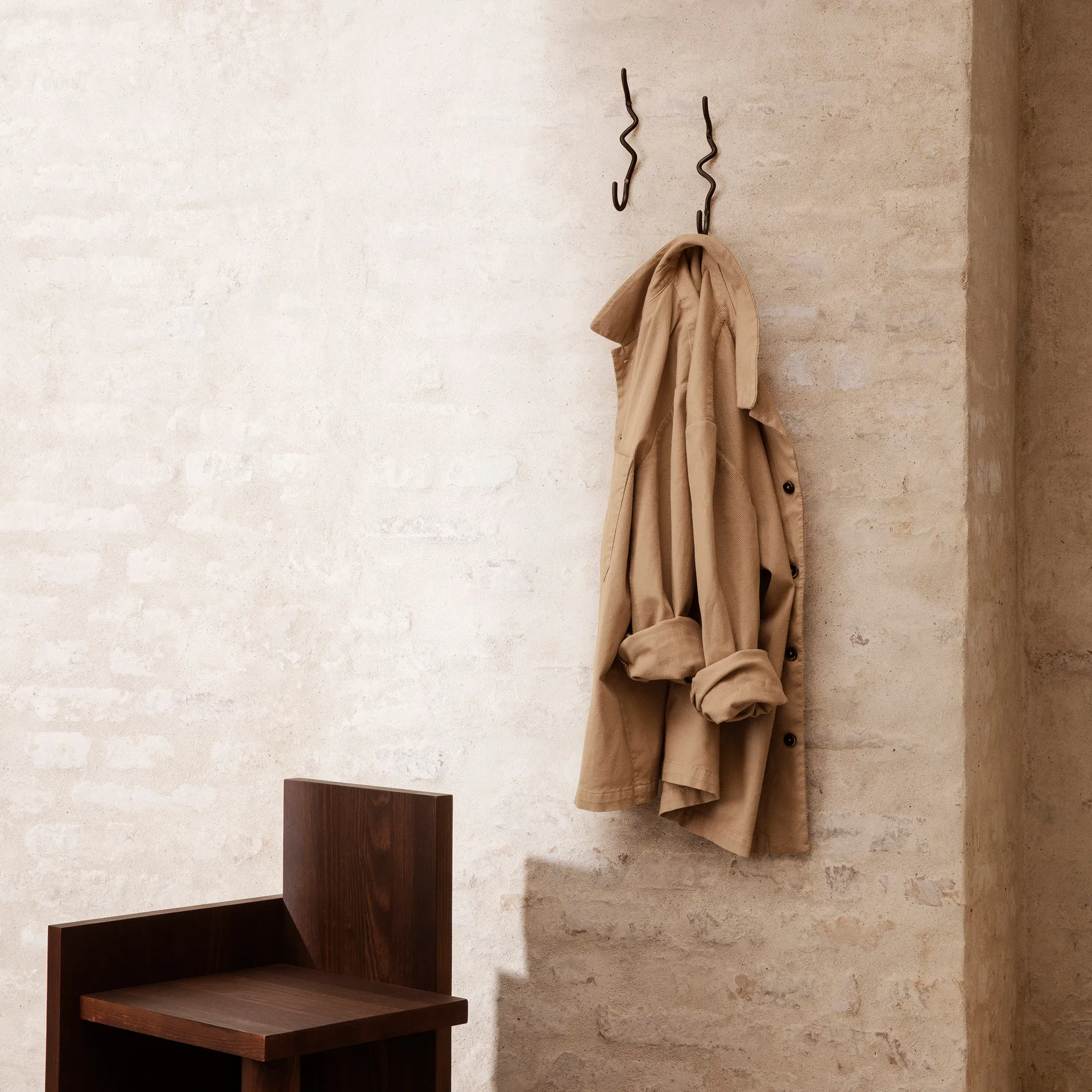 Gancio Curvature singolo, Nero-ottone Ferm Living