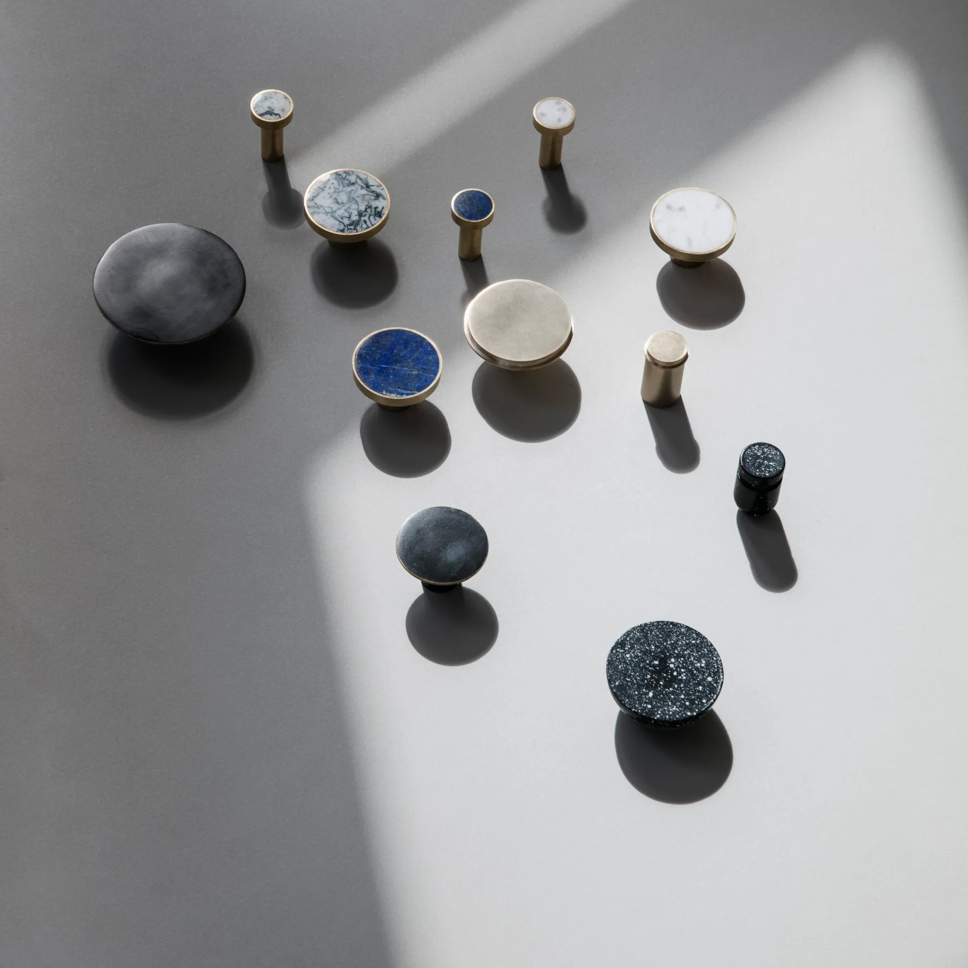 Gancio Stone piccolo, marmo bianco - ottone  Ferm Living