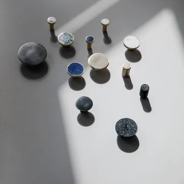 Gancio Stone piccolo - marmo bianco - ottone  - Ferm Living