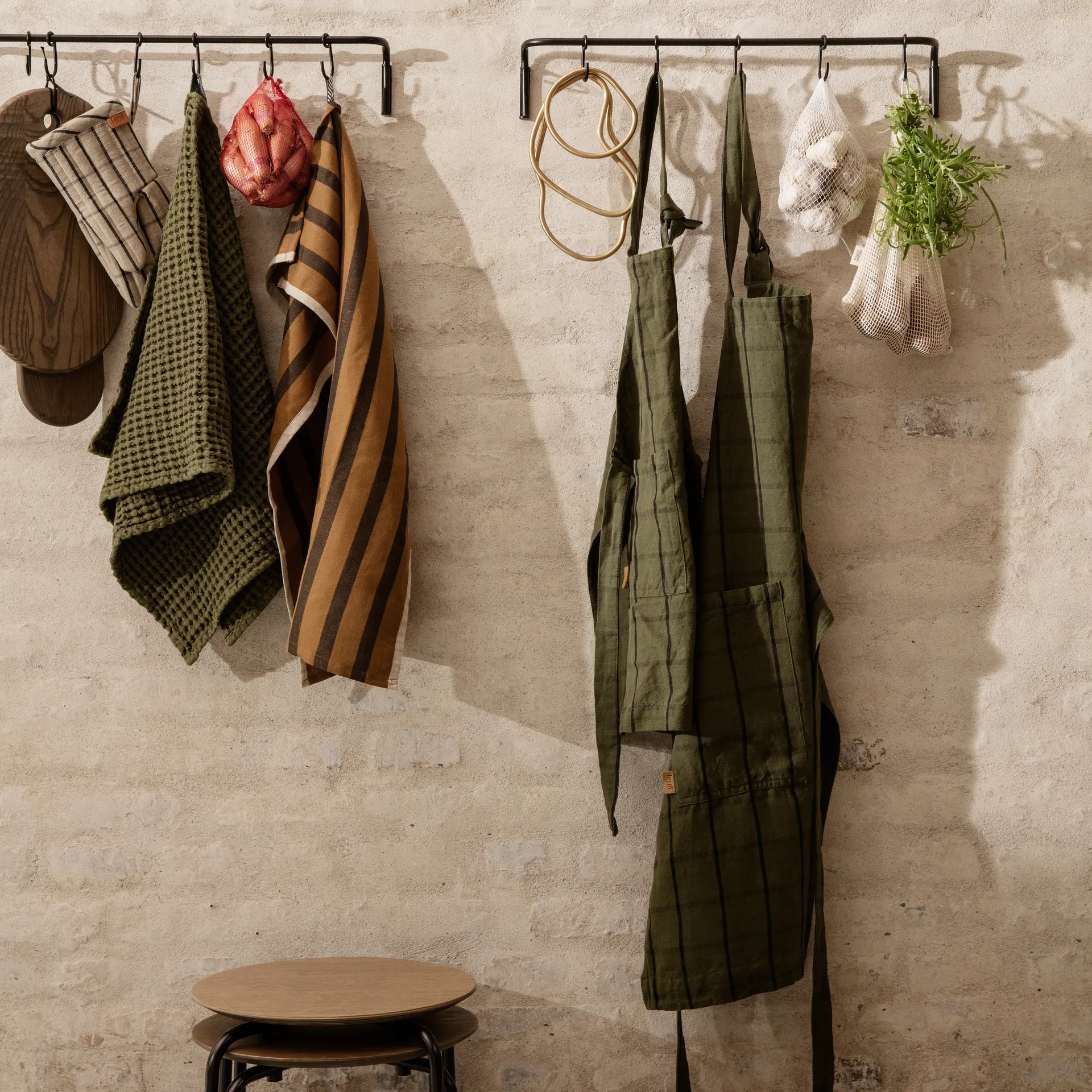 Grembiule per bambini Hale, verde-nero Ferm Living
