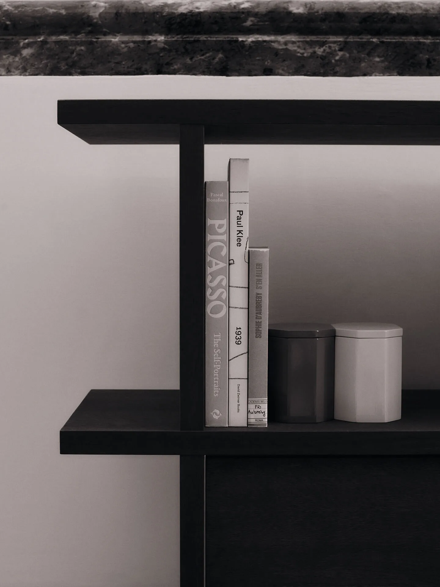 Inserti per libreria Kona con ante, Dark Stained Ferm Living