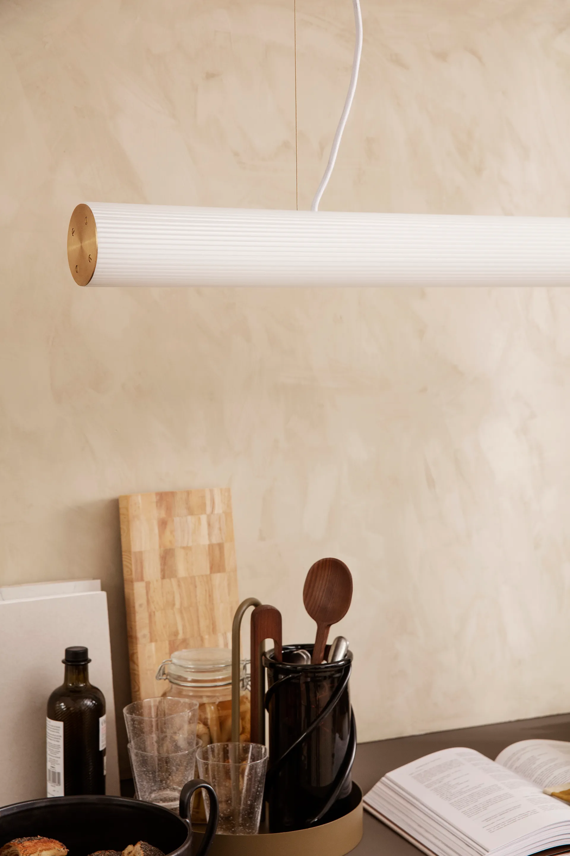 Lampada a sospensione Vuelta II 100, White-brass Ferm Living