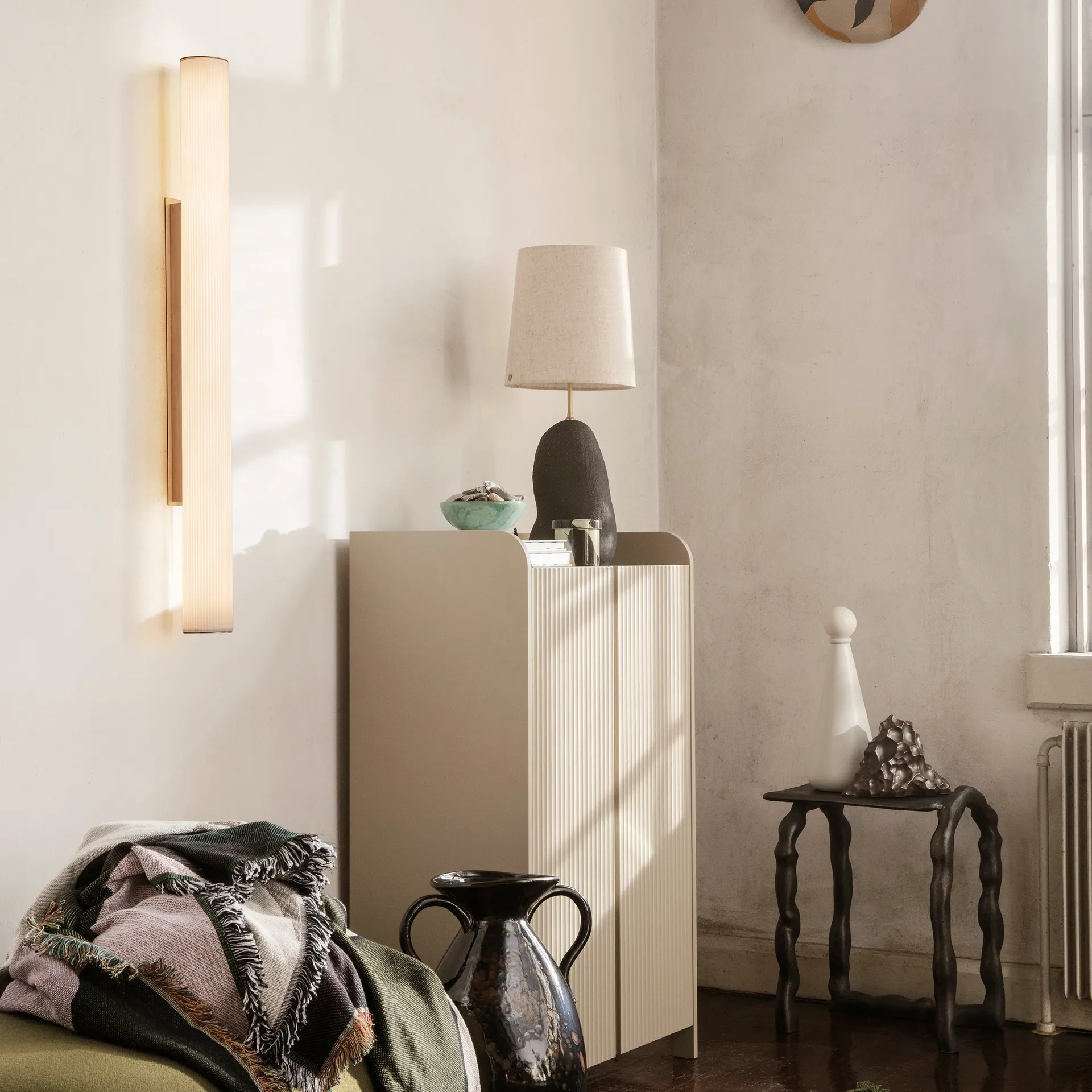 Lampada da muro Vuelta 100 cm, Bianco - ottone Ferm Living