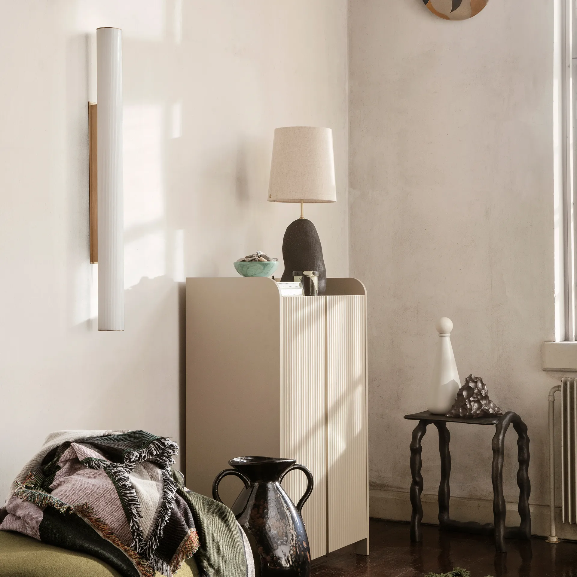 Lampada da muro Vuelta 100 cm, Bianco - ottone Ferm Living