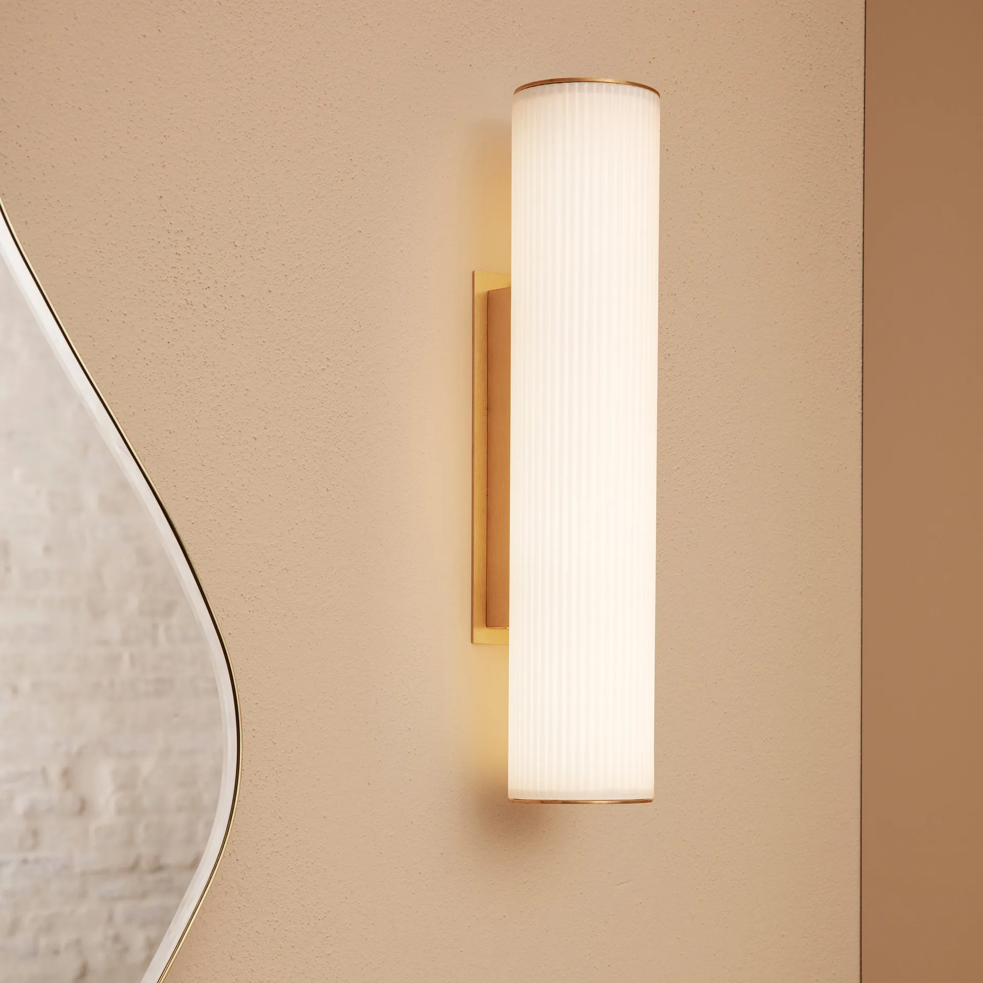 Lampada da muro Vuelta 40 cm, Bianco - ottone Ferm Living