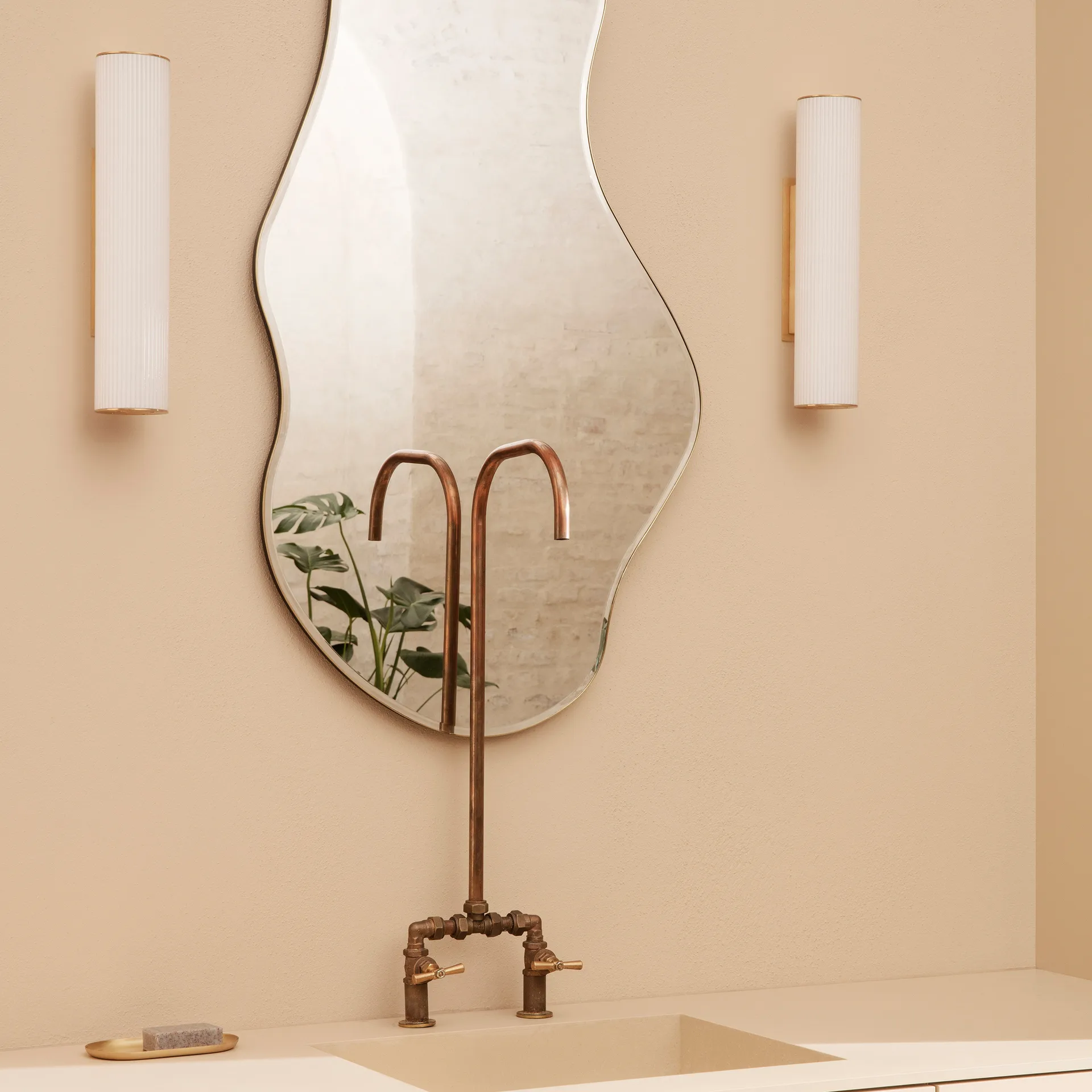 Lampada da muro Vuelta 40 cm, Bianco - ottone Ferm Living