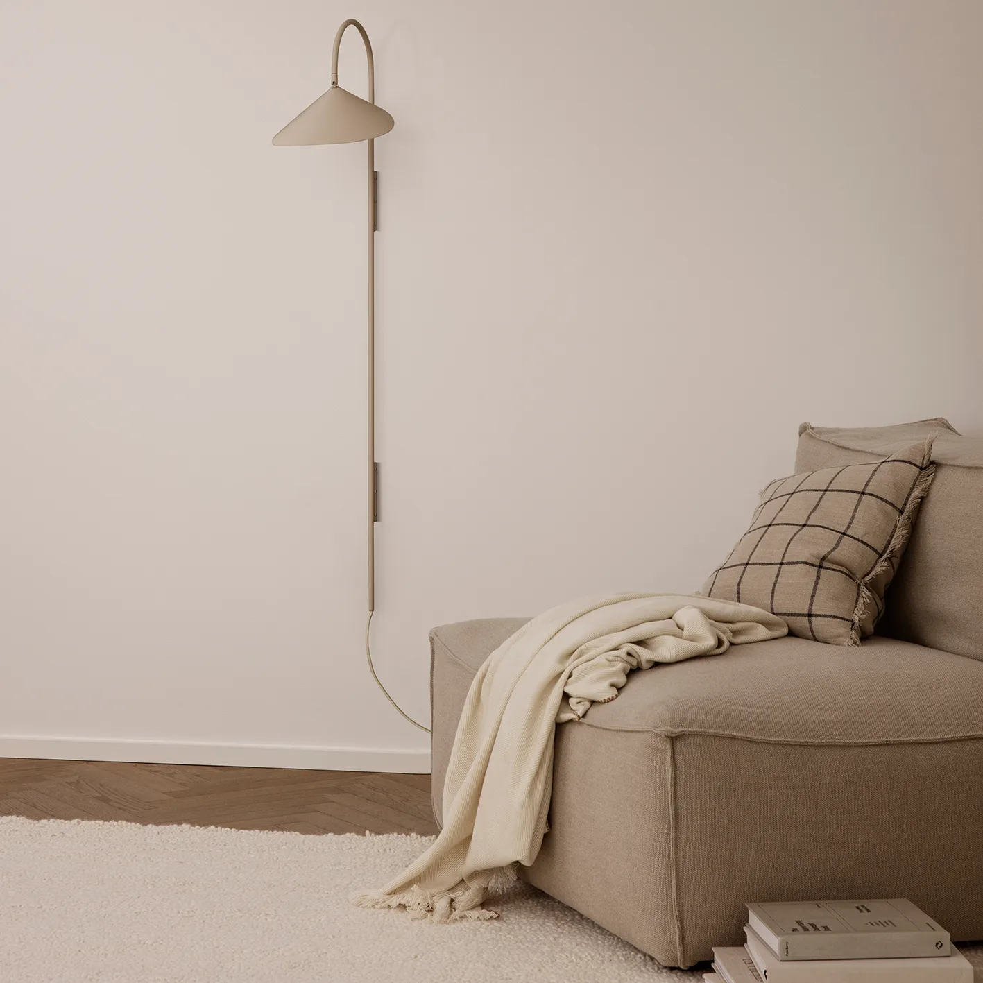 Lampada da parete Arum 127 cm, cashmere Ferm Living