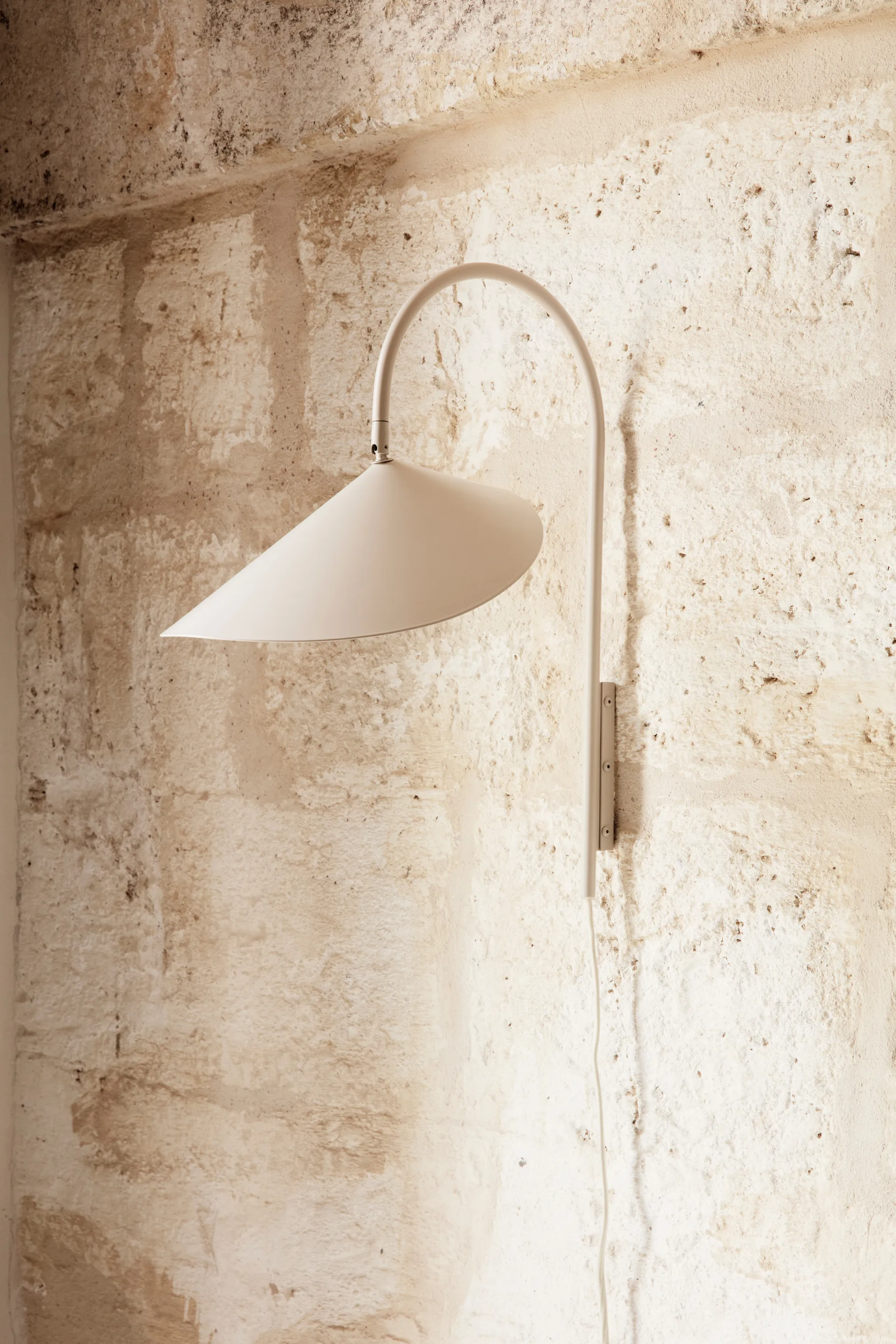 Lampada da parete girevole Arum, Cashmere Ferm Living