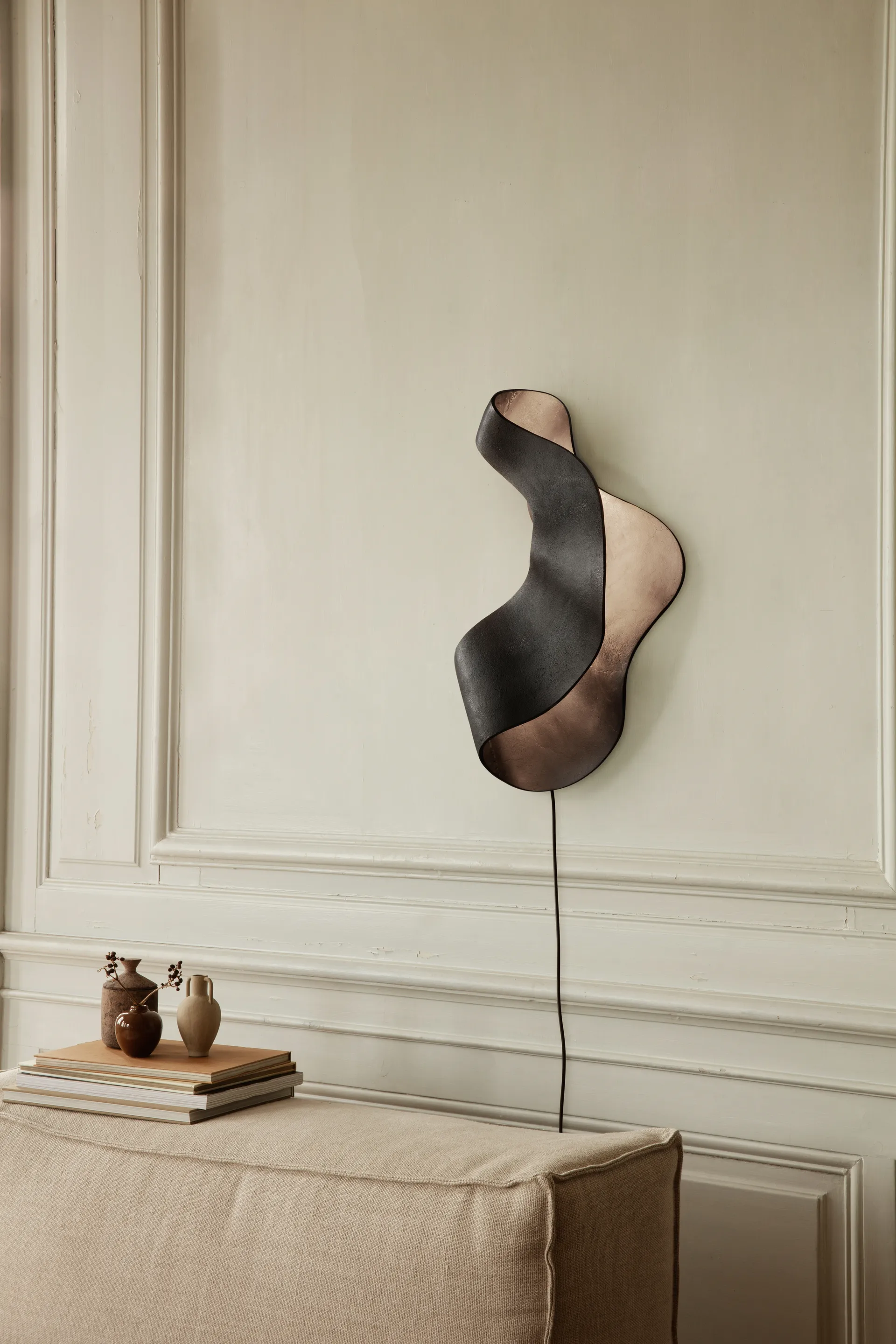 Lampada da parete Oyster, Nero Ferm Living