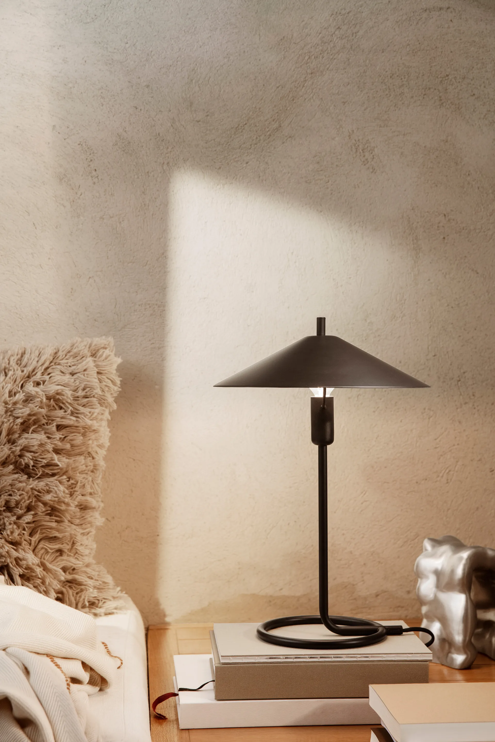 Lampada da tavolo Filo, Nero-nero Ferm Living