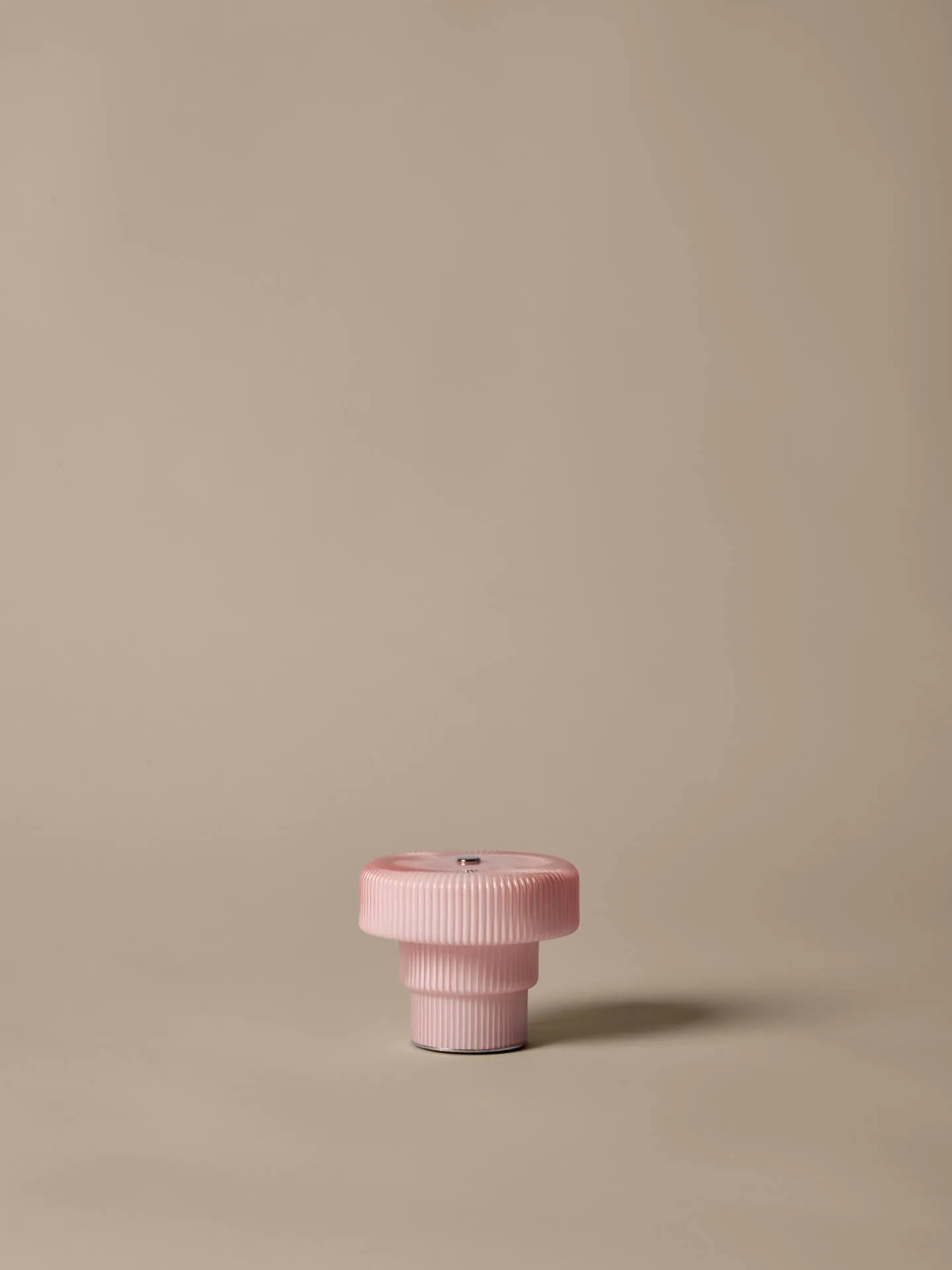 Lampada da tavolo Ripple portatile 10 cm, Rosa pallido Ferm Living