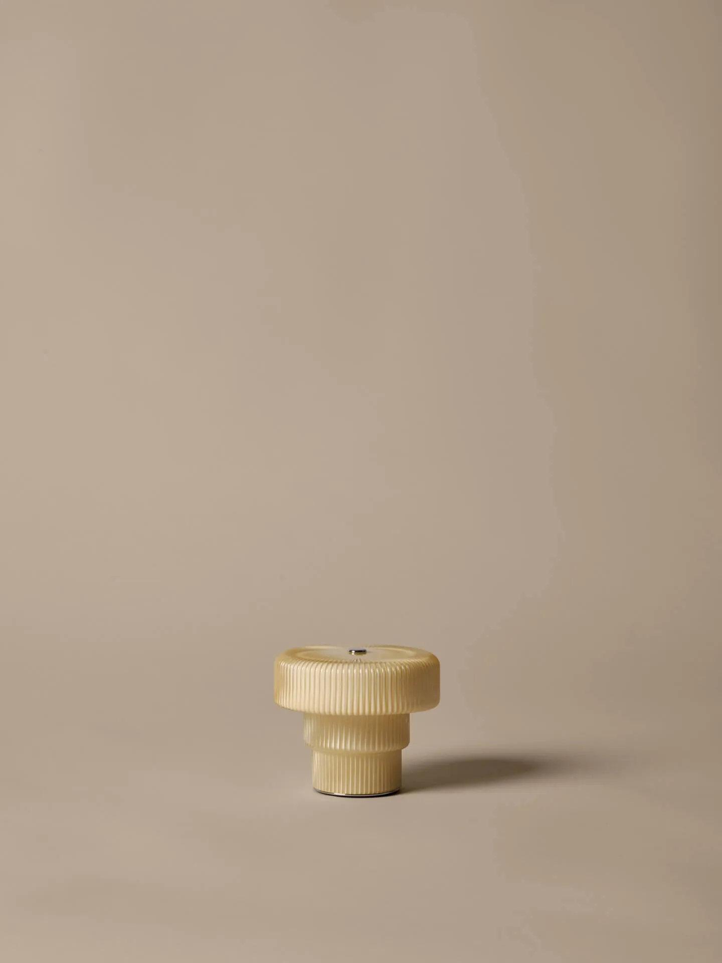 Lampada da tavolo Ripple portatile, Avena, 10 cm Ferm Living
