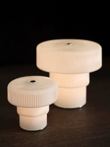 Lampada da tavolo Ripple portatile - Bianco, 16,5 cm - Ferm Living