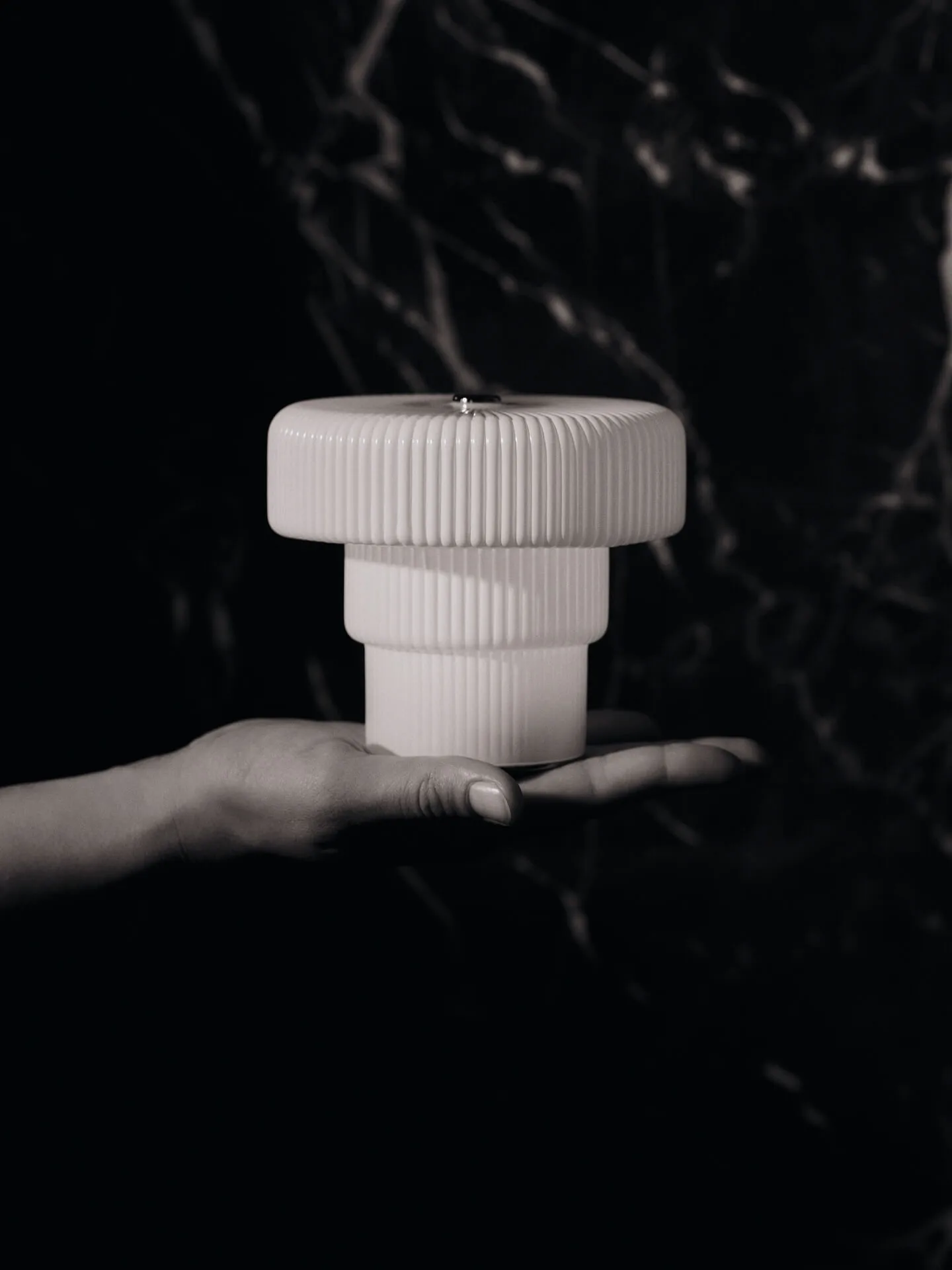 Lampada da tavolo Ripple portatile, White, 10 cm Ferm Living