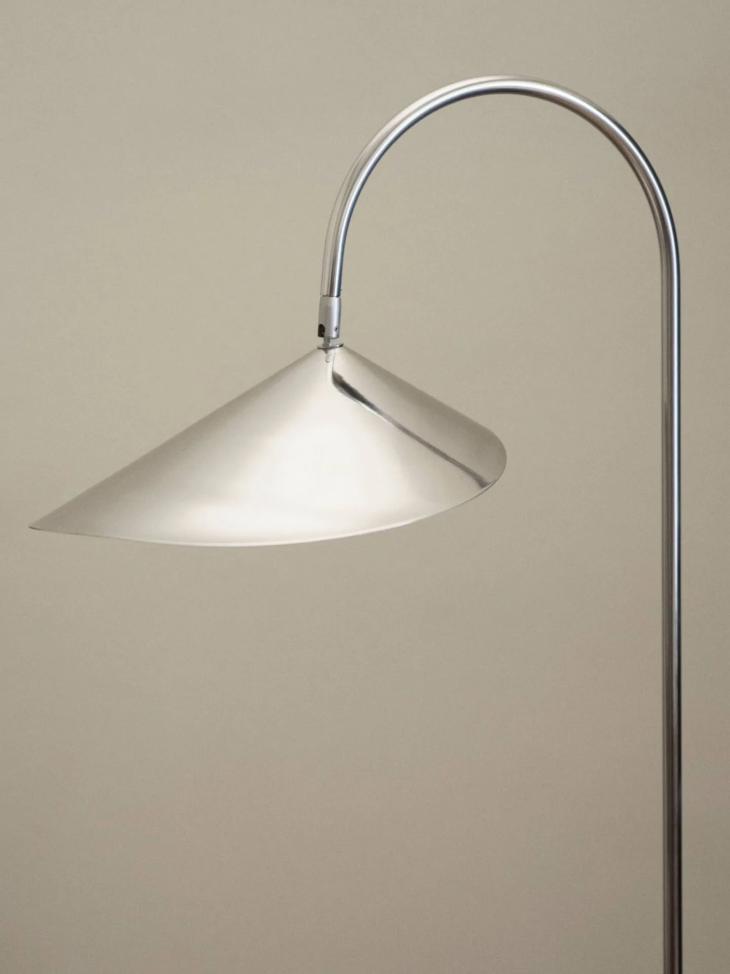 Lampada da terra Arum, Acciaio inox Ferm Living