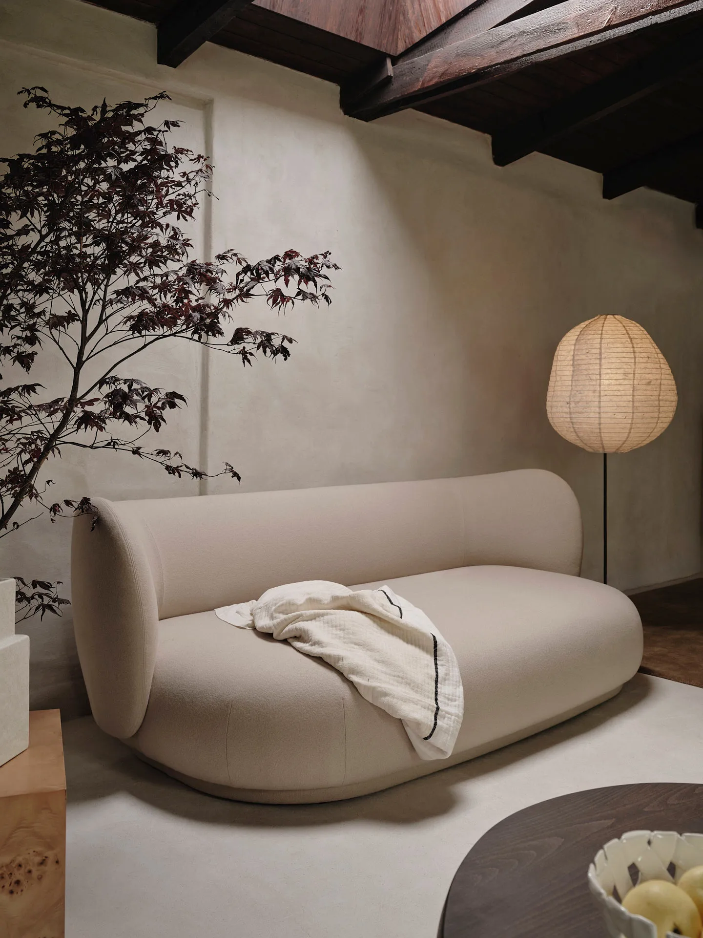 Lampada da terra Kurbis high, Natural-black Ferm Living