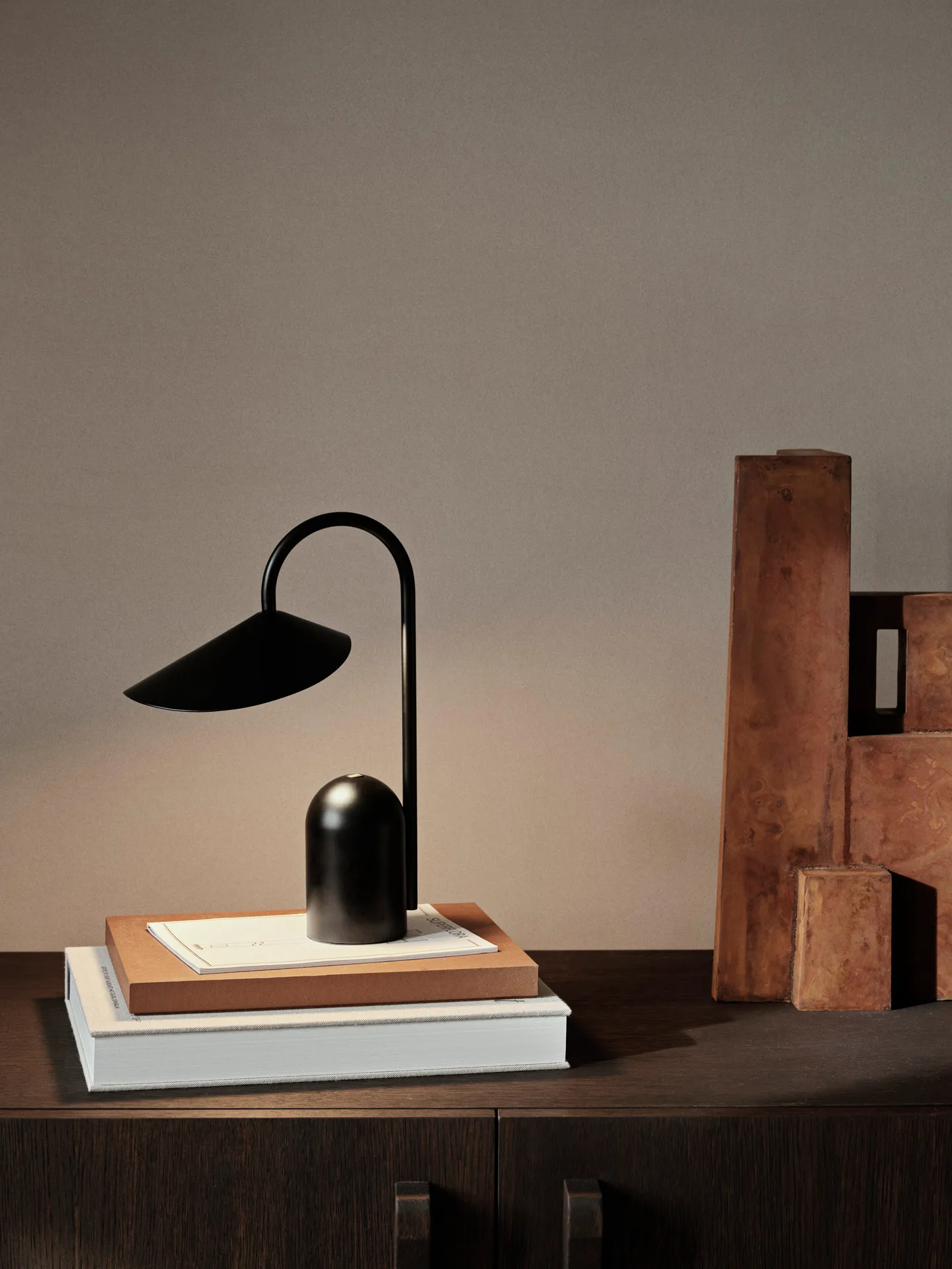 Lampada portatile Arum, Black Ferm Living