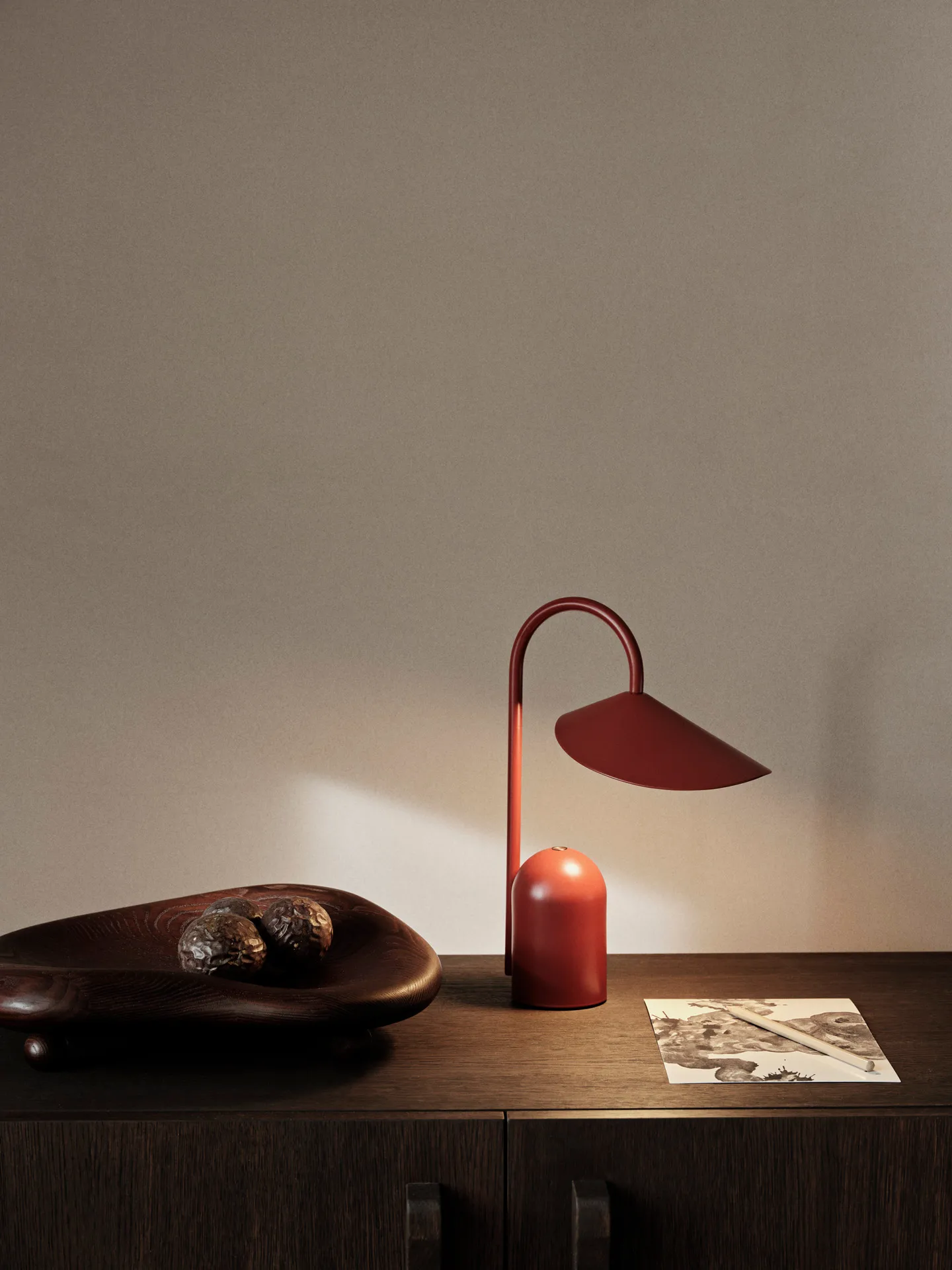 Lampada portatile Arum, Oxide Red Ferm Living
