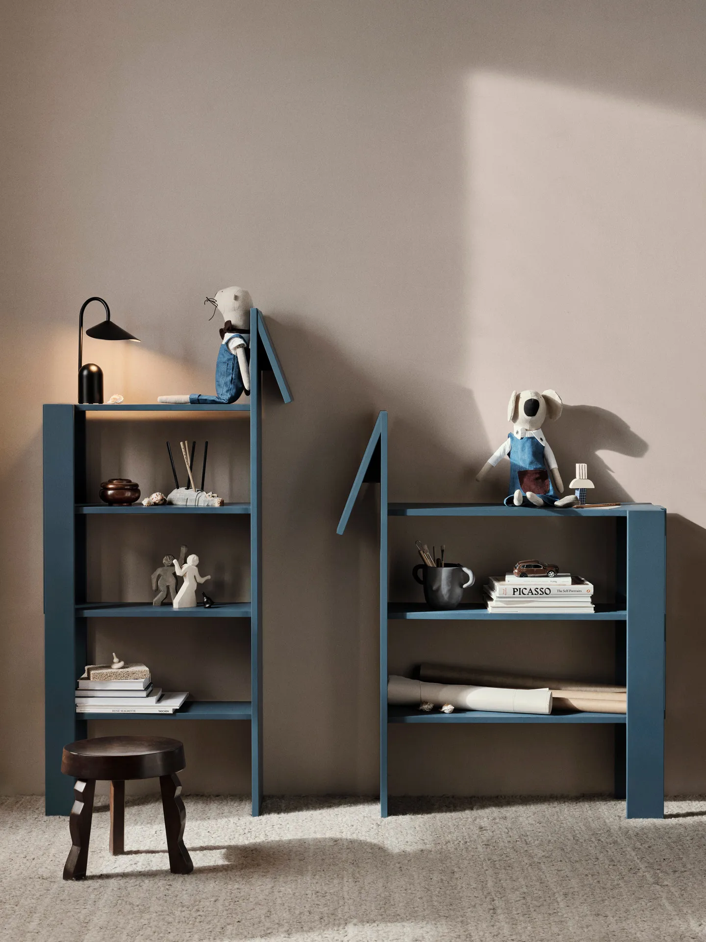 Libreria Giraffe 69x140 cm, Dark Blue Ferm Living