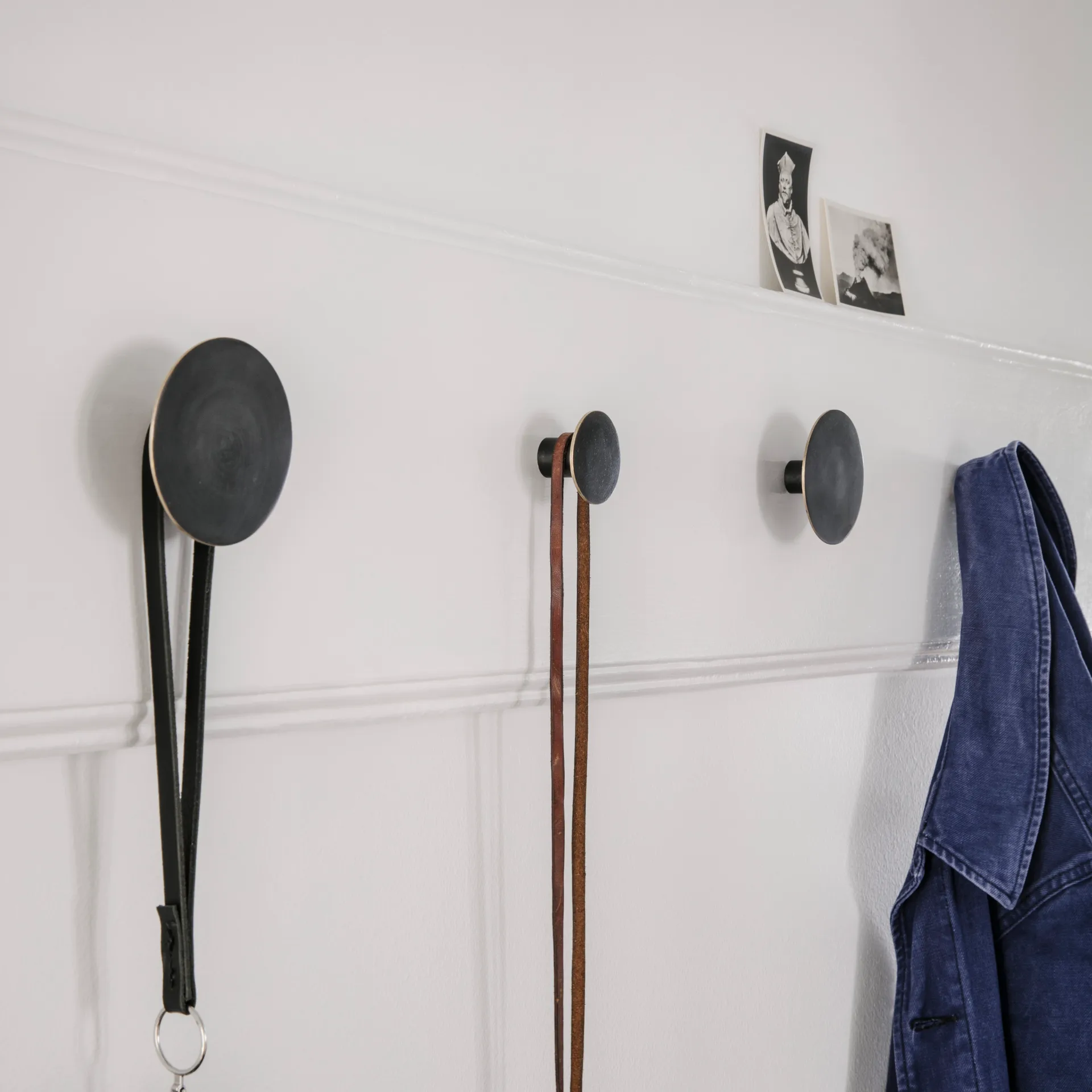 Manopola Flat Circle nero-ottone , Ø4 cm Ferm Living