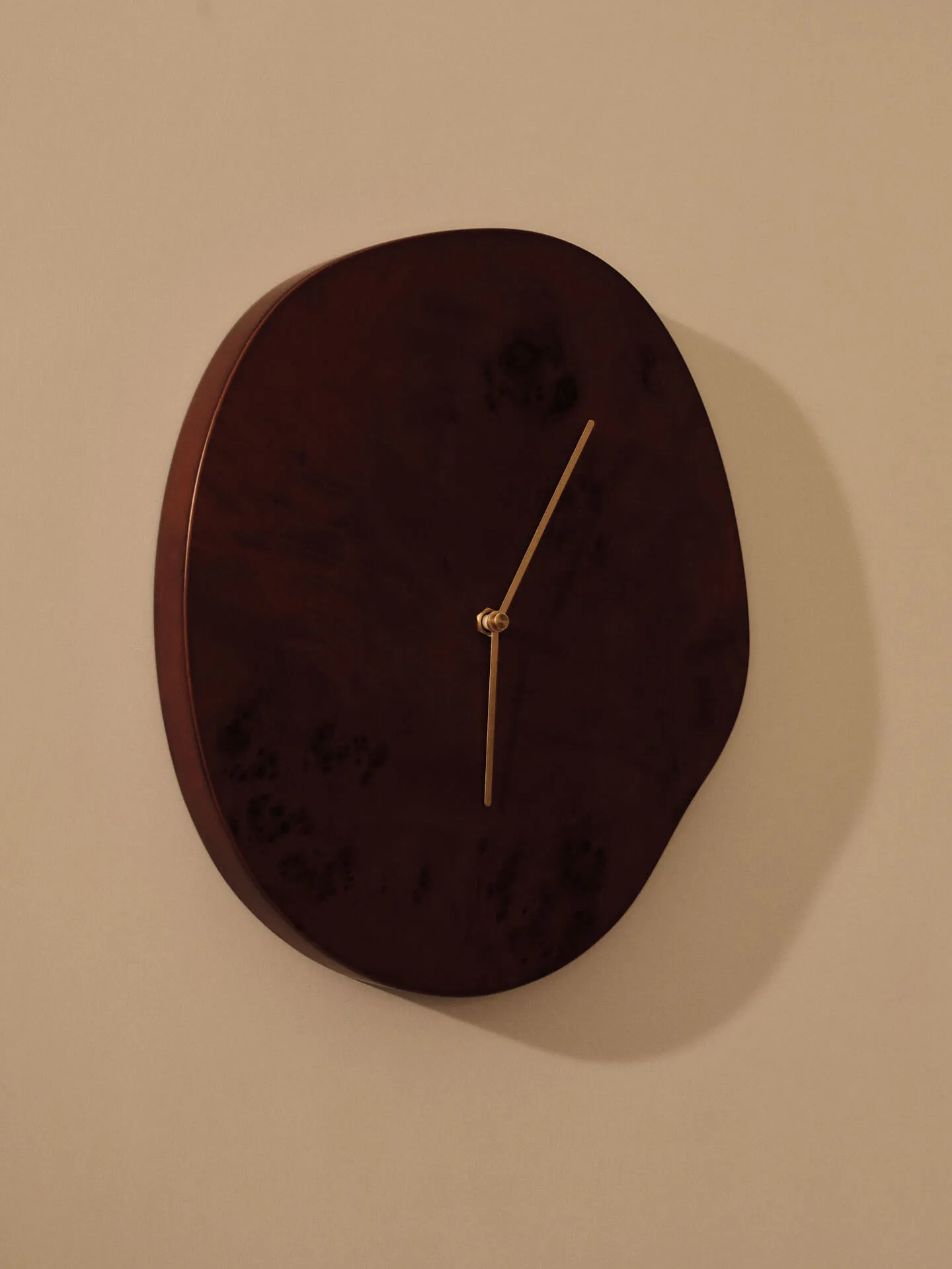 Orologio da parete Melt 28x33 cm, Dark stained burl Ferm Living