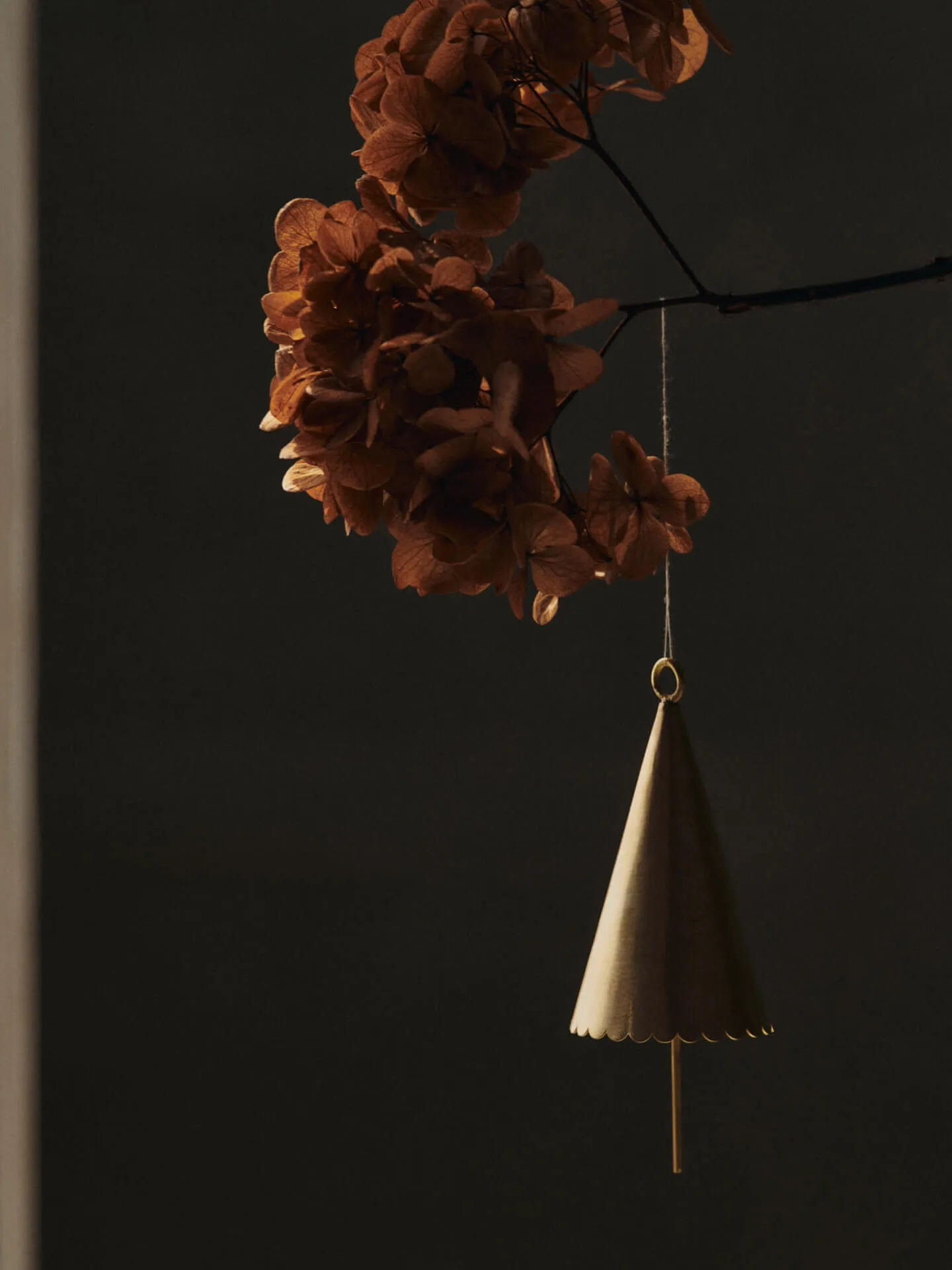 Pendenti decorativi a campana Cone 2 pezzi, Ottone Ferm Living