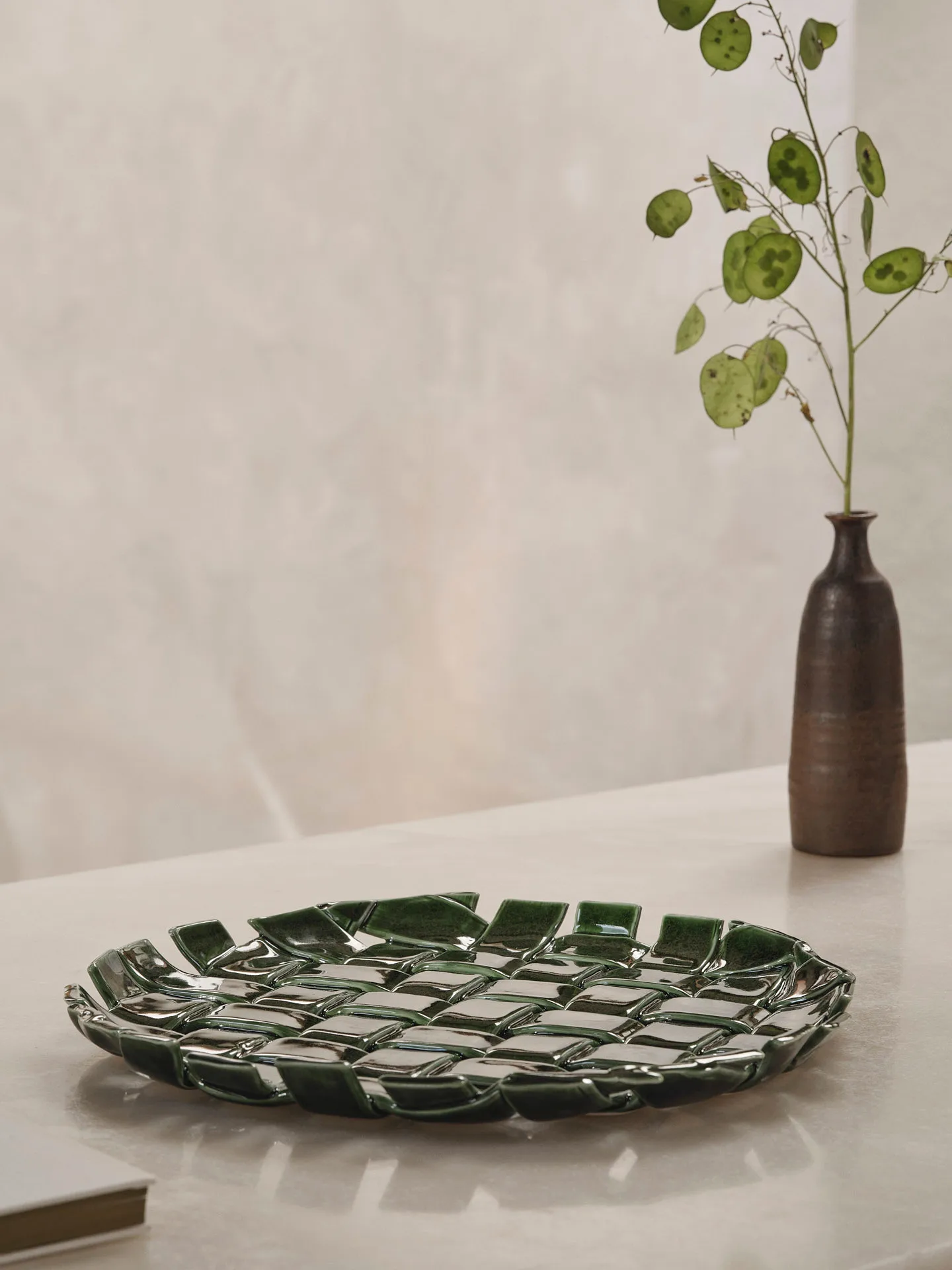 Piattino Plait Ø30 cm, Emerald green Ferm Living
