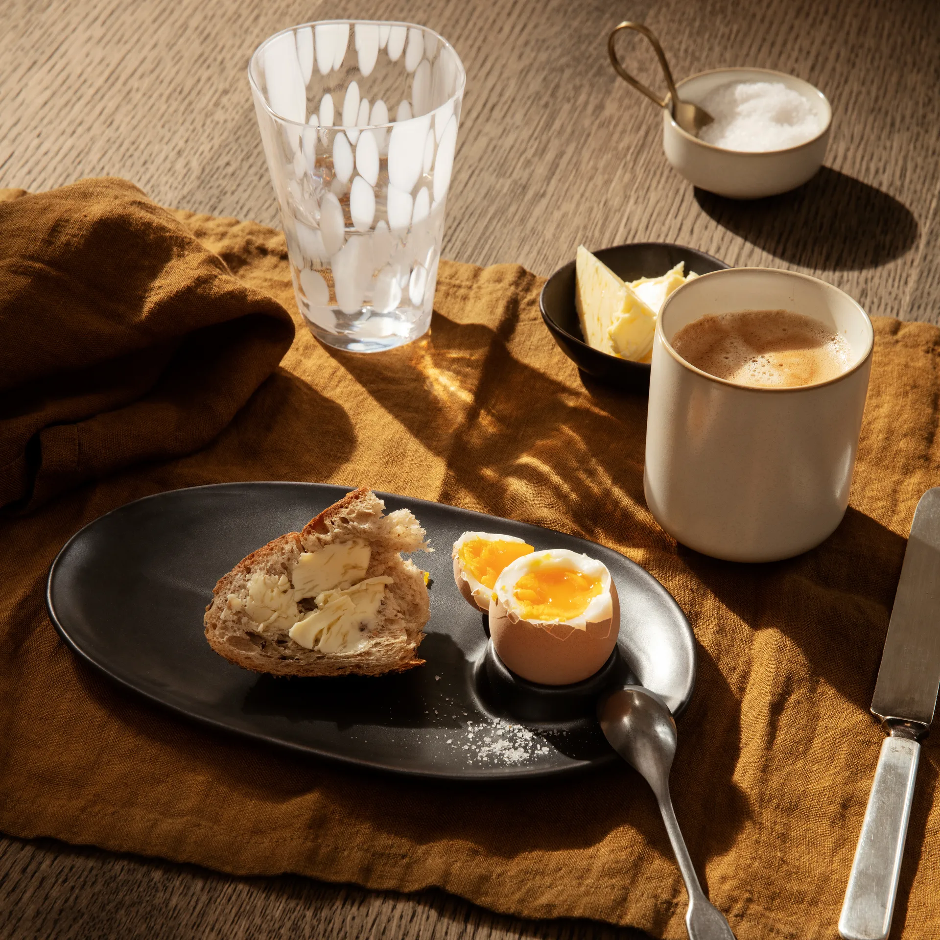 Piatto da colazione Flow 14x23,5 cm, nero Ferm Living