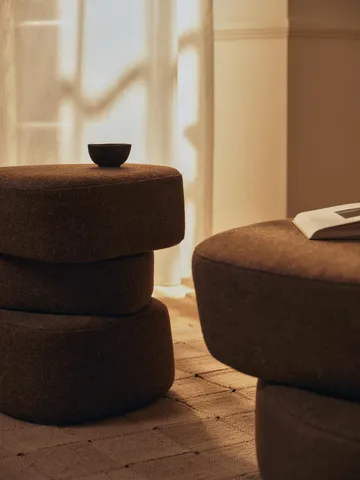 Plyo staple pouf per seduta - Marrone scuro - Ferm Living