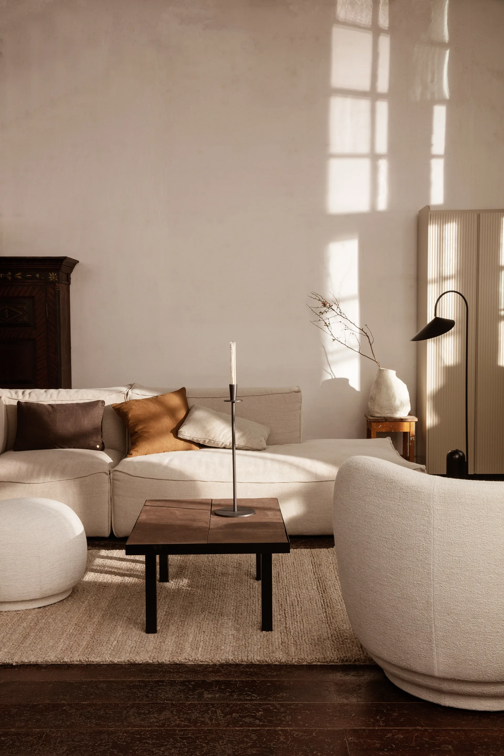 Poltrona boublé Rico, Bouclé di lana off-white Ferm Living