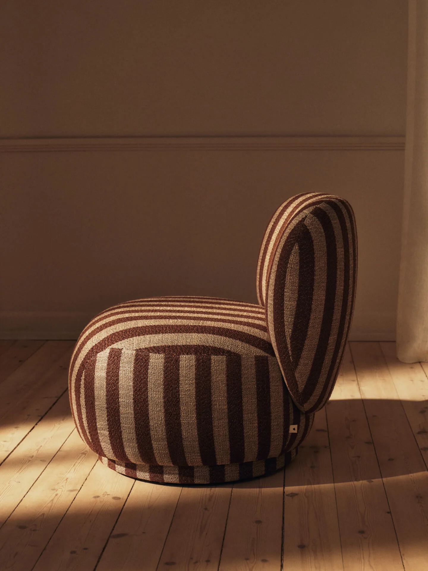 Poltrona lounge Rico piccolo, Louisiana, Sand-chocolate Ferm Living