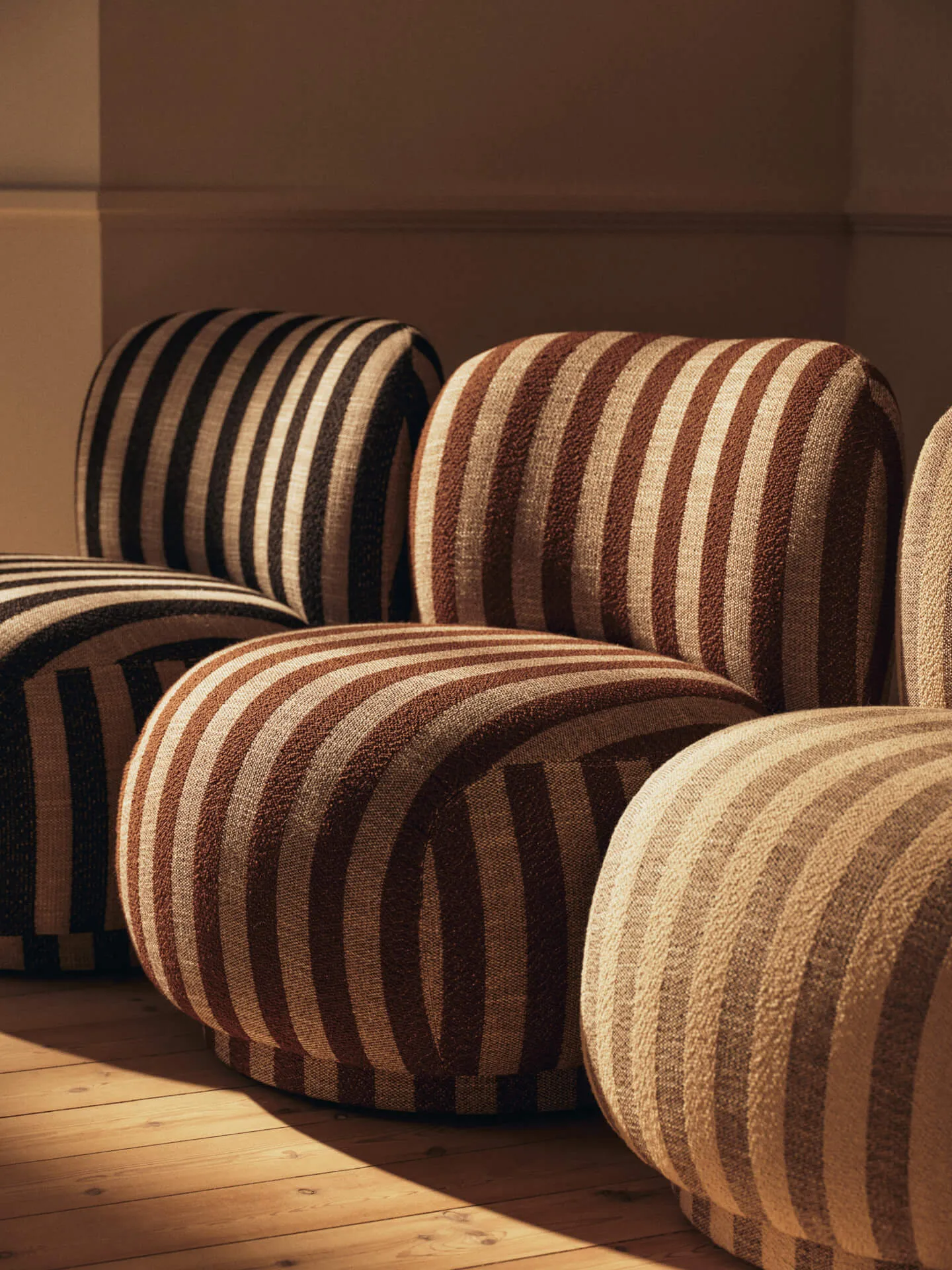 Poltrona lounge Rico piccolo, Louisiana, Sand-chocolate Ferm Living