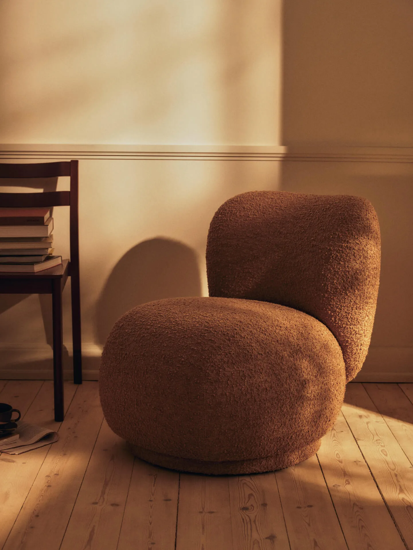 Poltrona lounge Rico raw bouclé piccolo, Tan Ferm Living
